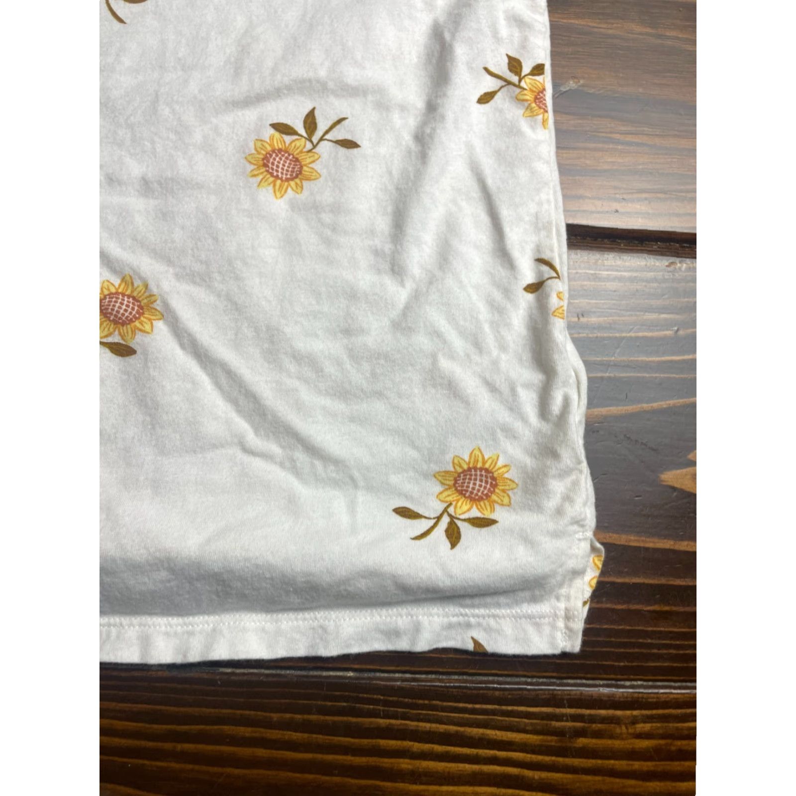 Old Navy Old Navy Shirt Women's Medium White Floral Sunflower V-neck Shirt Women M White Floral Sunflower V-Neck Casual Modern Basic Regular Sleeveless Size M / US 6-8 / IT 42-44 - 3 Thumbnail