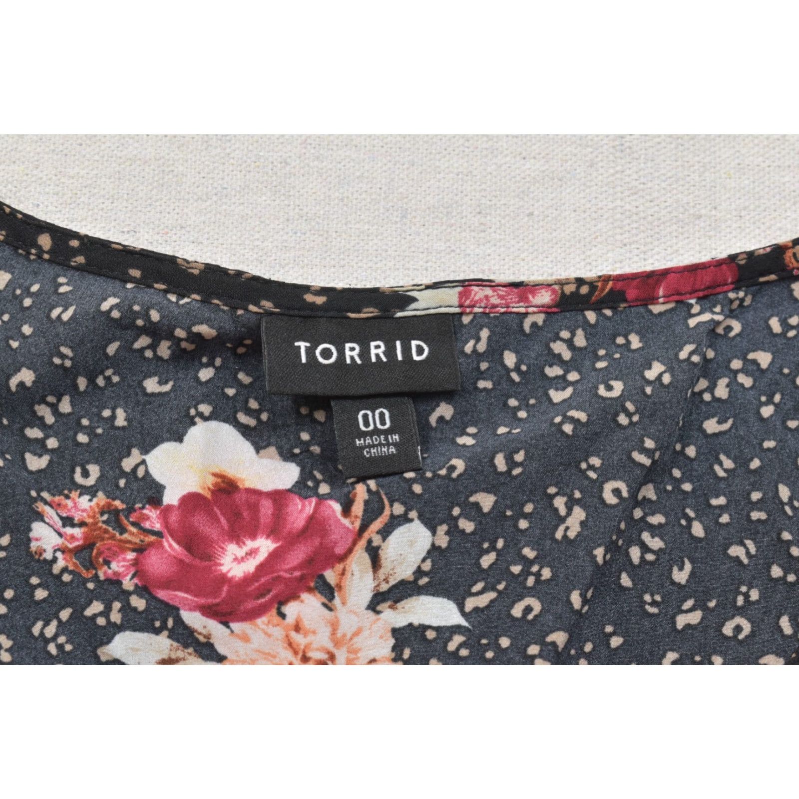 Torrid Torrid Blouse Black Floral Leopard Print 3/4 Sleeve V-Neck Hook & Eye Peplum Top 00 Women Plus Size Size XXS / US 00 / IT 34 - 7 Thumbnail