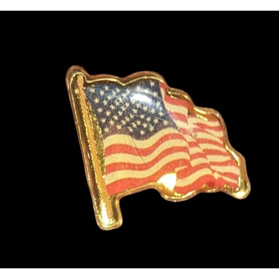 Other Vintage Gold Tone United States Flag Lapel Pin Size ONE SIZE - 3 Thumbnail