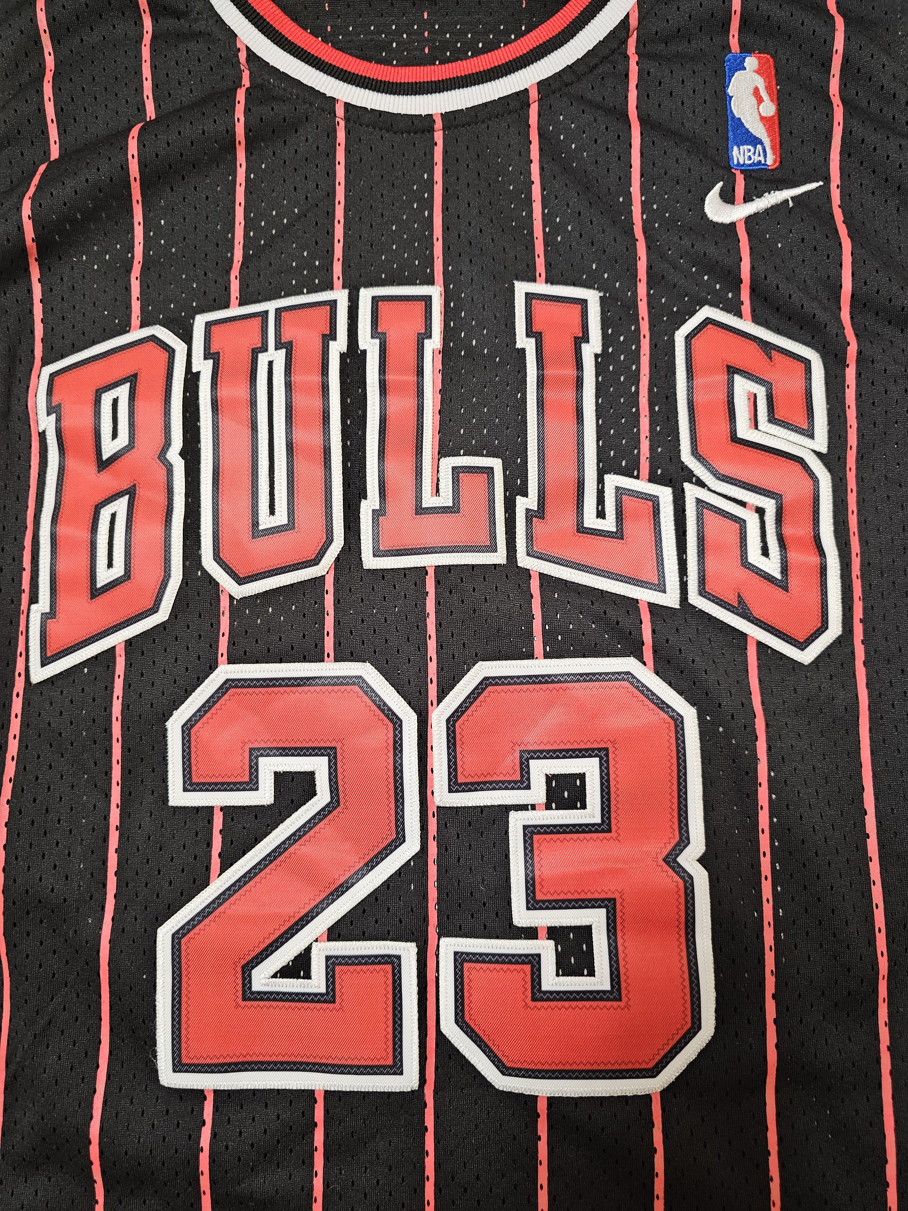 Vintage CHICAGO BULLS NIKE VINTAGE JORDAN JERSEY BASKETBALL SHIRT Size US XL / EU 56 / 4 - 3 Thumbnail