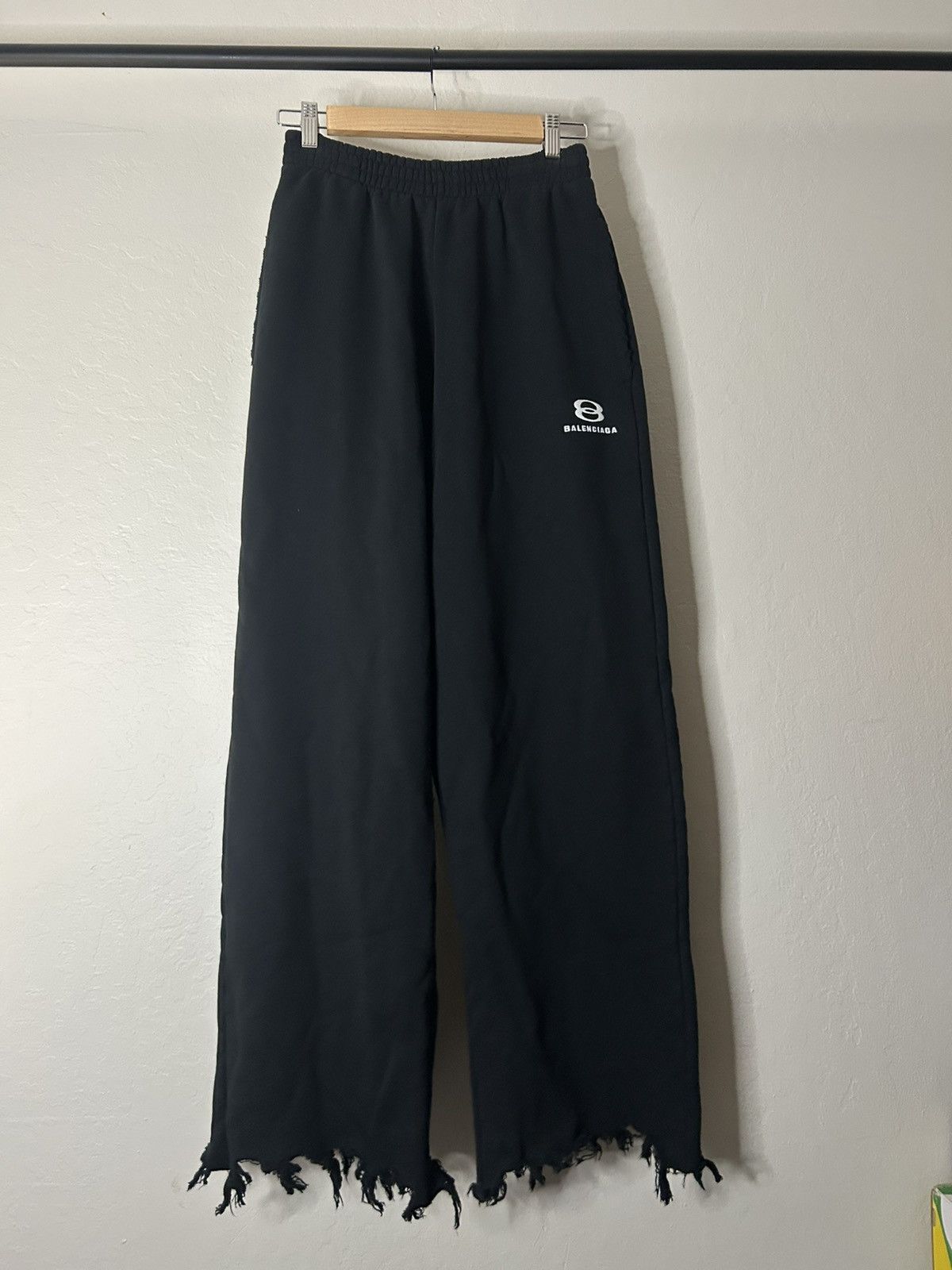 Balenciaga Balenciaga Unity Loop Logo Distressed Sweatpants Size US 32 / EU 48 - 1 Thumbnail