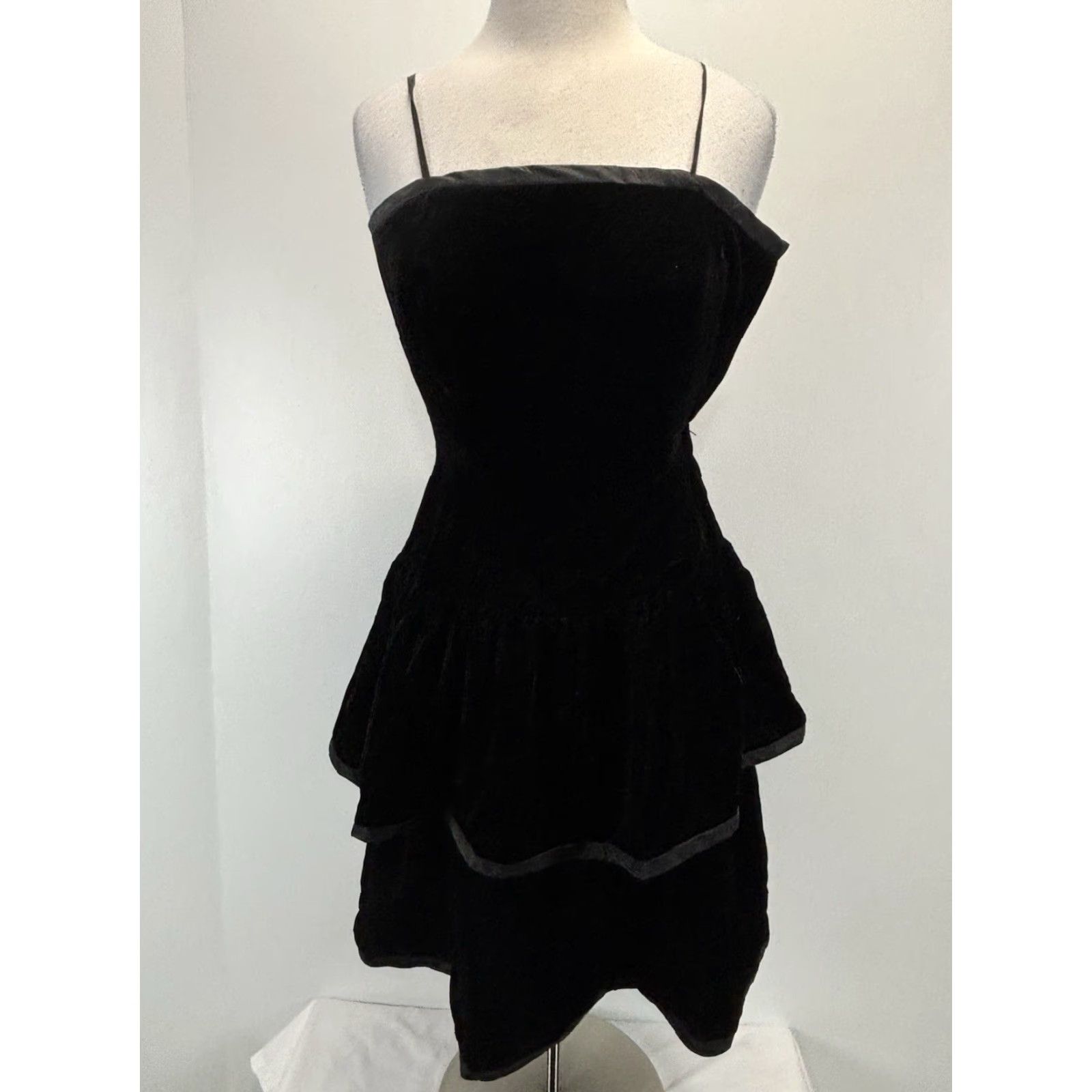 MAGGY LONDON VINTAGE Maggy London Velvet Peplum Dress Sz 10P Petite Black Cocktail 80s Womens Mens? Size L / US 10 / IT 46 - 3 Thumbnail