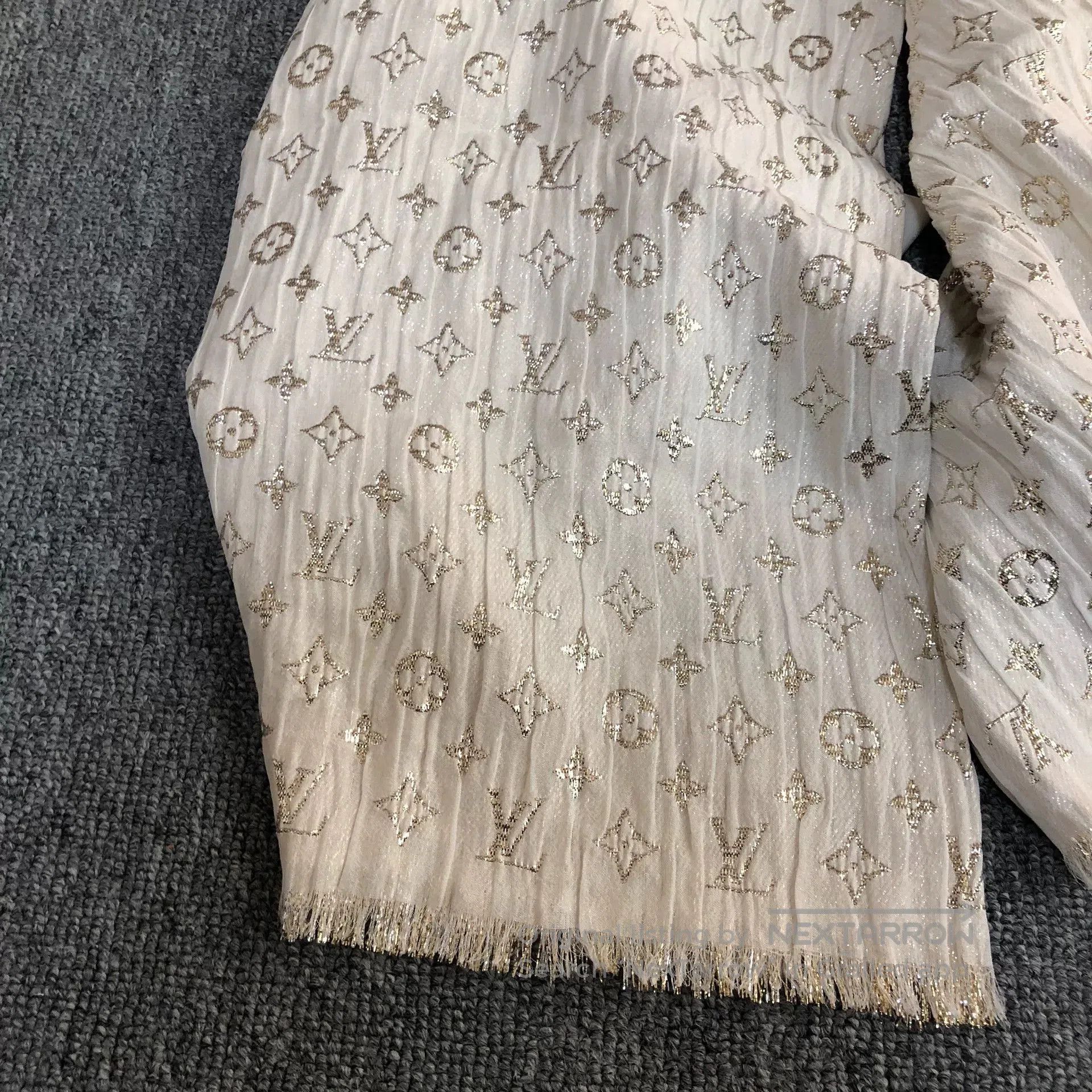 Louis Vuitton Louis Vuitton White Sequin Silk Scarf. Size ONE SIZE - 4 Thumbnail