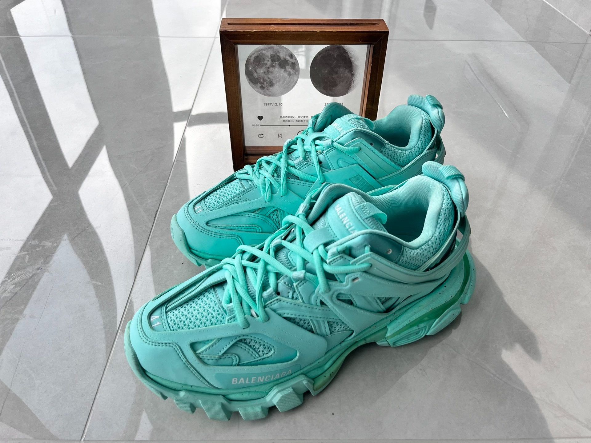 Balenciaga Balenciaga Green Lowtop Sneakers 8 Men Size US 8 / EU 41 - 1 Thumbnail