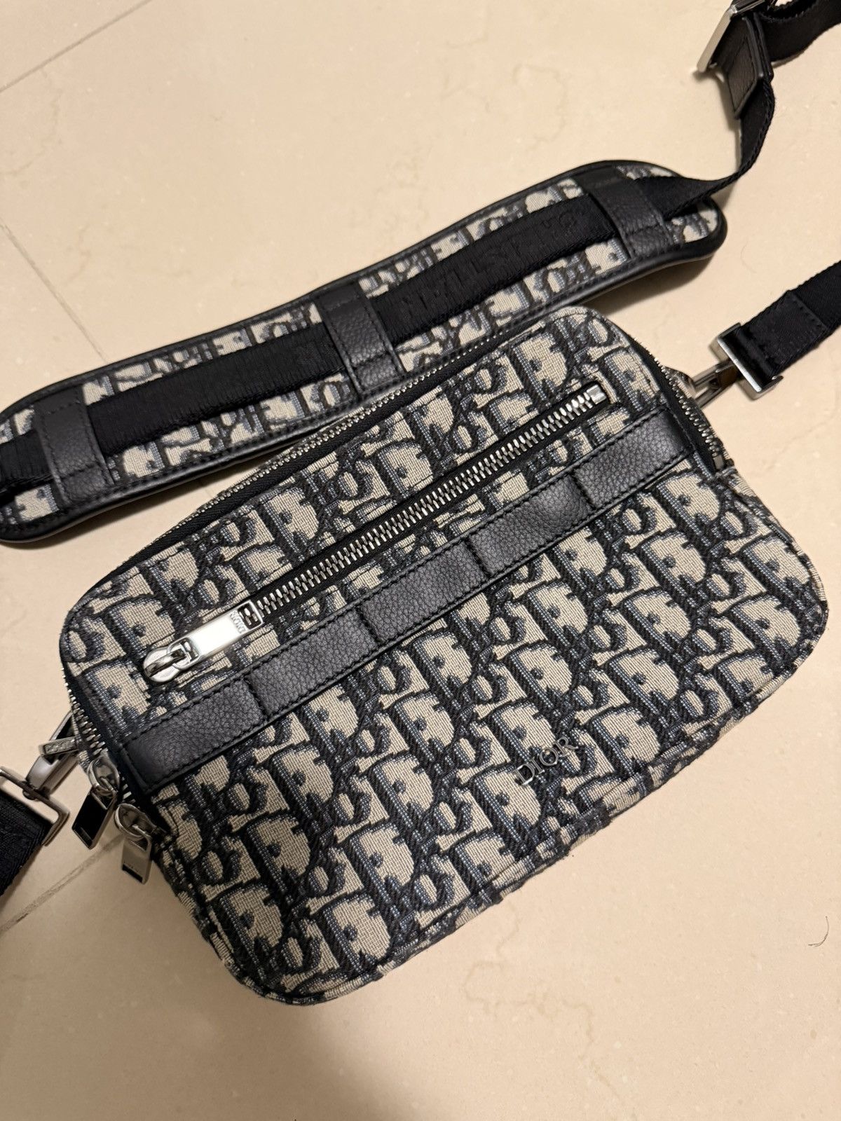 Dior HOMME BEEチェーン iPodケース2004SS エディ Dior Dior Homme Leather iPod case with chain and bee | Grailed