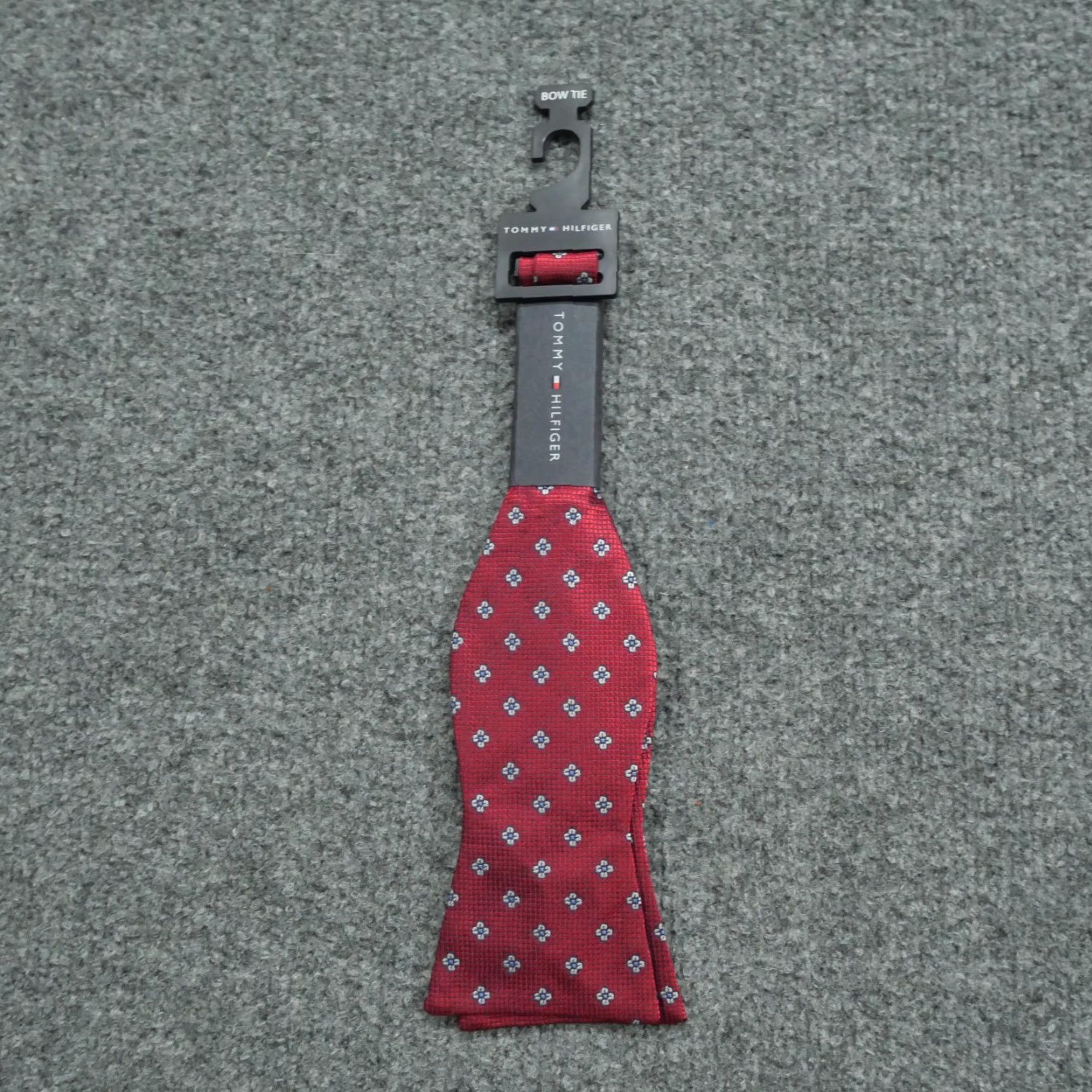 Tommy Hilfiger VINTAGE Tommy Hilfiger Bow Tie Mens Red Geometric Silk Bow Tie Logo Accent 10/10 Size ONE SIZE - 2 Thumbnail