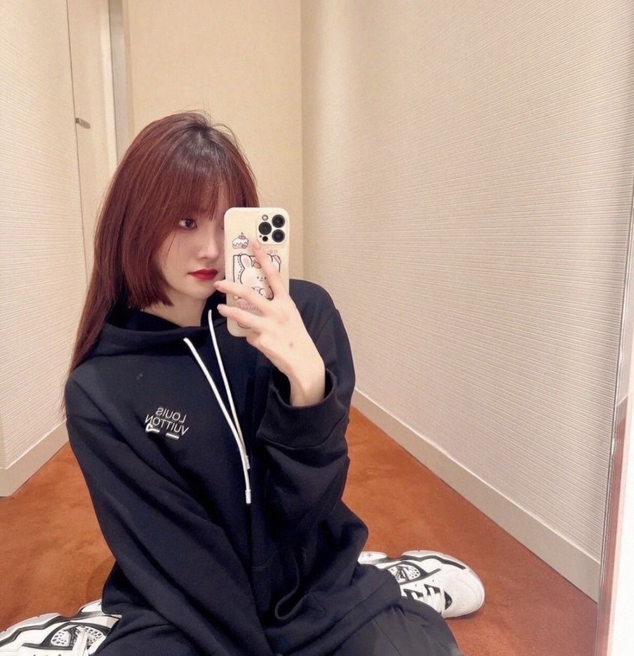 Louis Vuitton LOUIS VUITTON Letter Long Sleeve Hoodie with Pin Sweatshirt Size US S / EU 44-46 / 1 - 4 Thumbnail