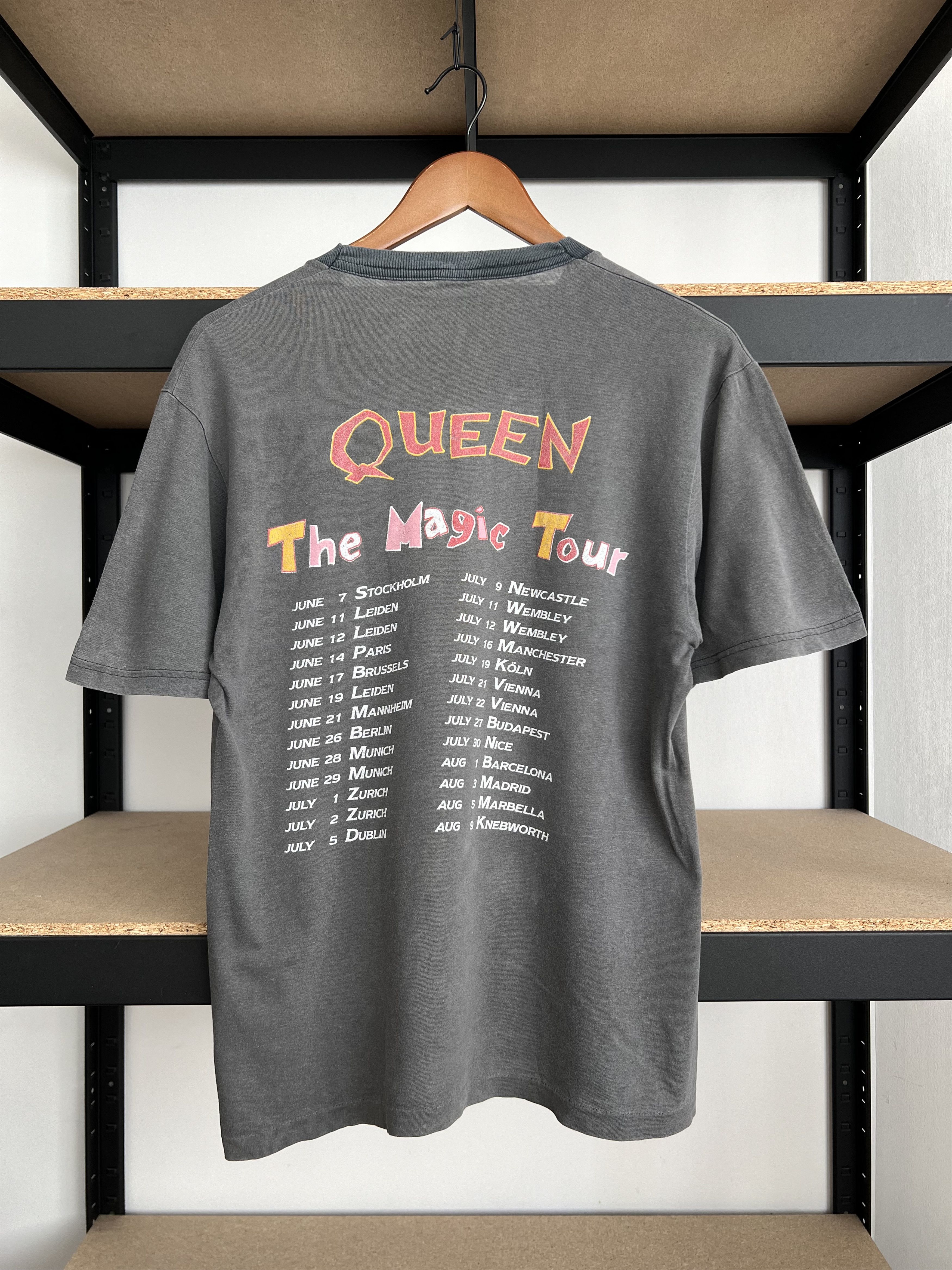 Band Tees Vintage 1986 Queen A Kind of Magic Freddie Mercury Faded Tee Size US M / EU 48-50 / 2 - 2 Thumbnail