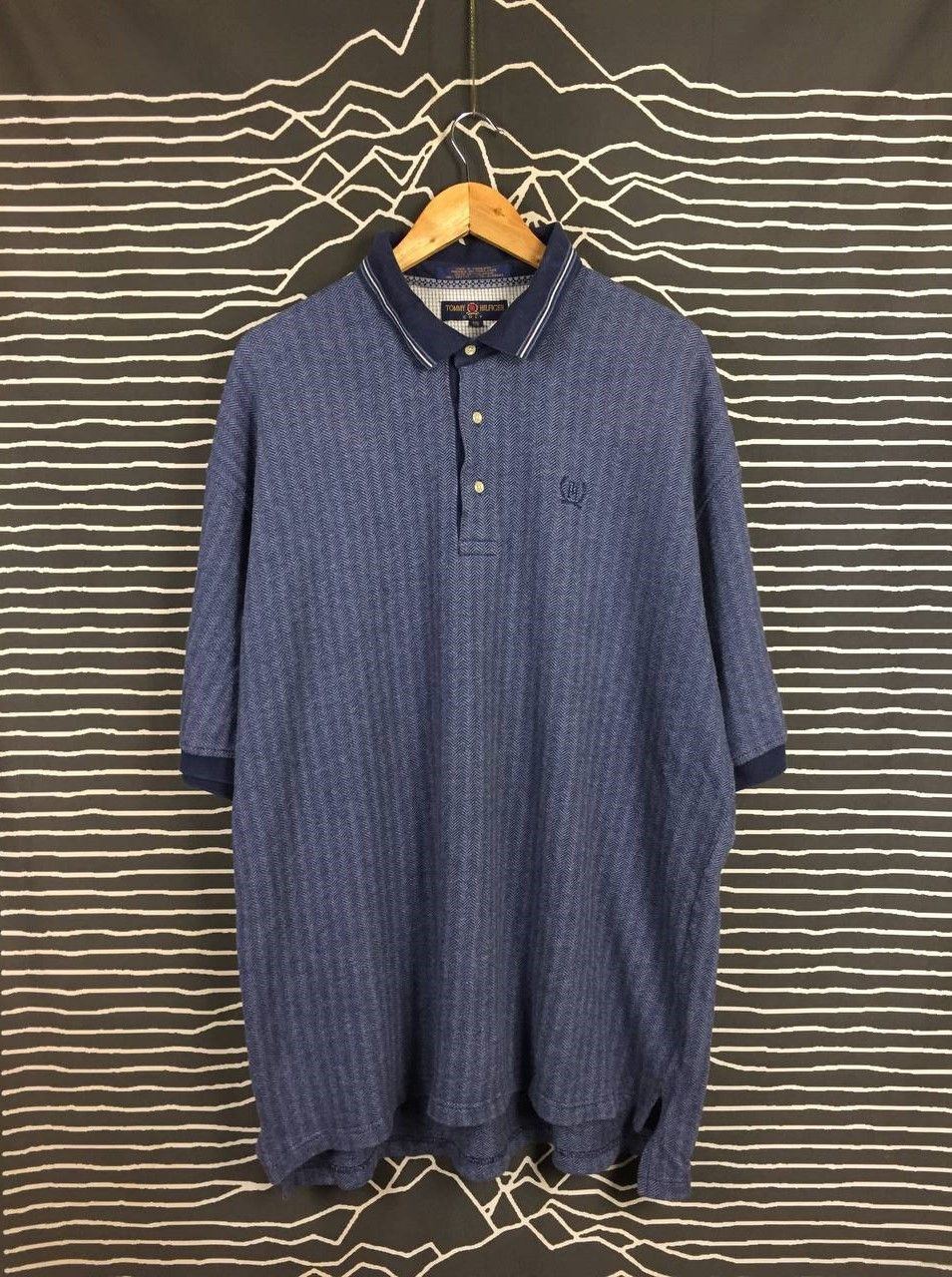 Tommy Hilfiger Vtg Tommy Hilfiger Golf Crest Logo Patterned Polo Shirt Size US XXL / EU 58 / 5 - 2 Thumbnail