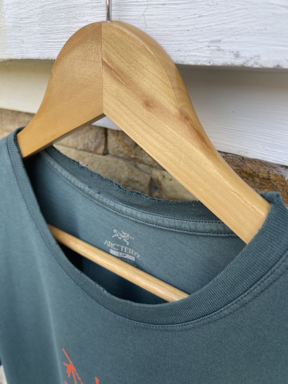 Arc'teryx Rare🔥Sun Faded Arc’teryx Big Logo Thrashed Tee Size US M / EU 48-50 / 2 - 7 Thumbnail