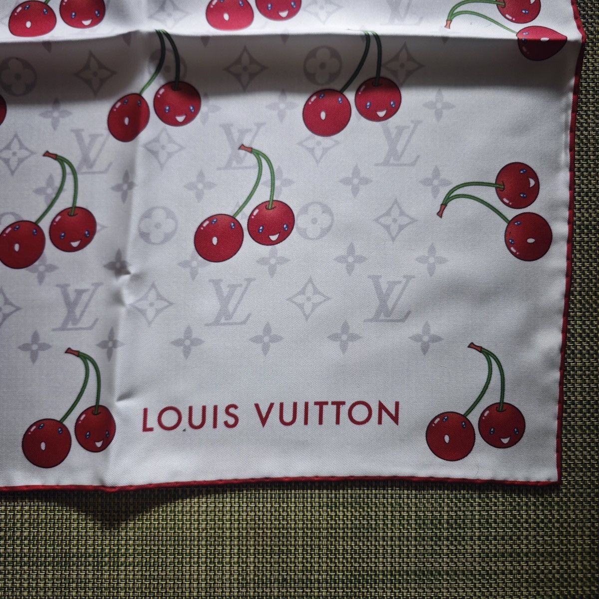 Louis Vuitton × Takashi Murakami Louis Vuitton x Murakami Cerise/Cherries silk scarf Size ONE SIZE - 2 Thumbnail