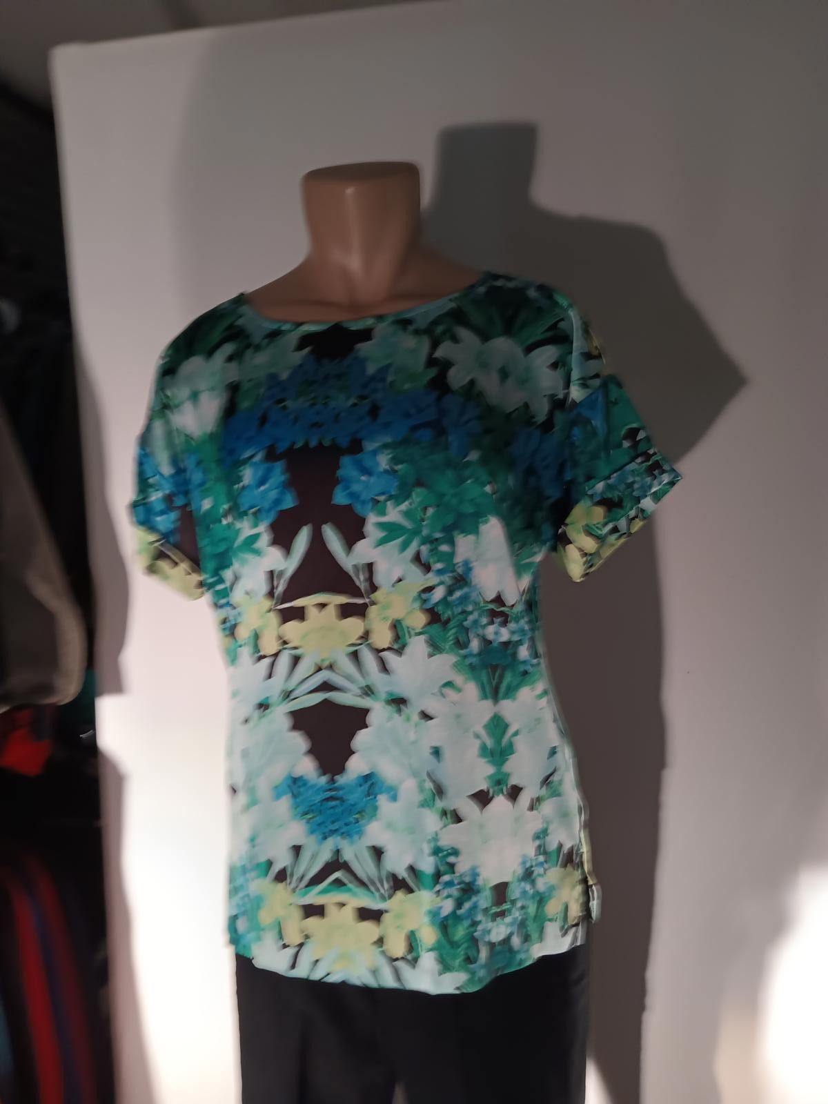 Designer Vibrant Floral Print Blouse Size M / US 6-8 / IT 42-44 - 3 Thumbnail