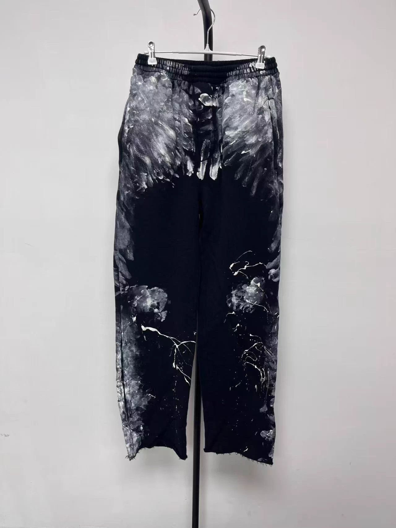 Balenciaga Balenciaga splatter-effect elastic waist knit sweatpants Size 25" / US 0 / IT 36 - 1 Thumbnail