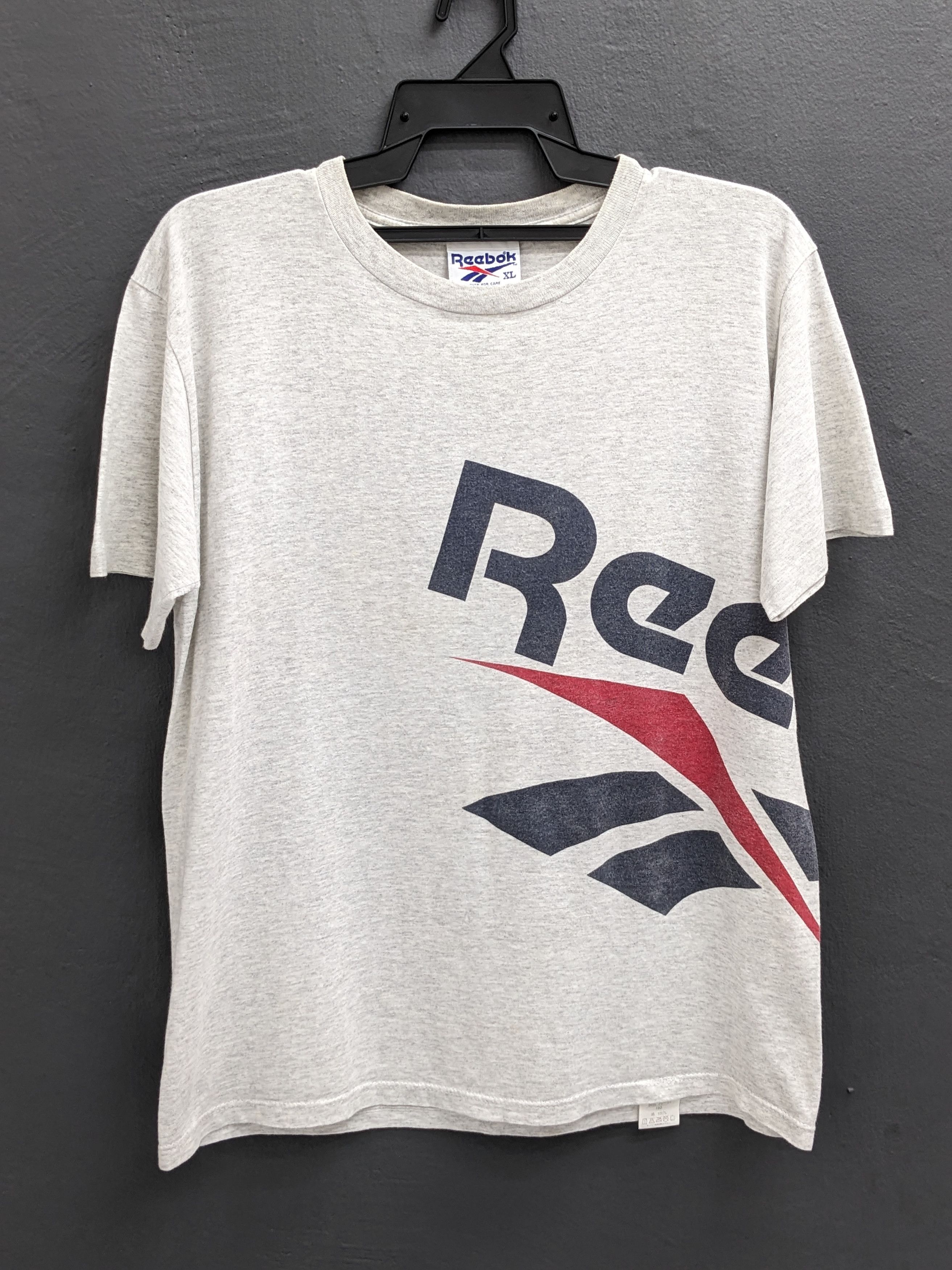 VINTAGE REEBOK BIG LOGO STREETWEAR TSHIRT