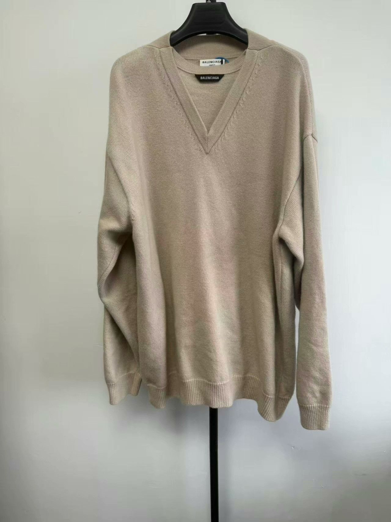 Balenciaga Balenciaga V-neck Long-sleeve Wool Sweater Size XS / US 0-2 / IT 36-38 - 1 Thumbnail