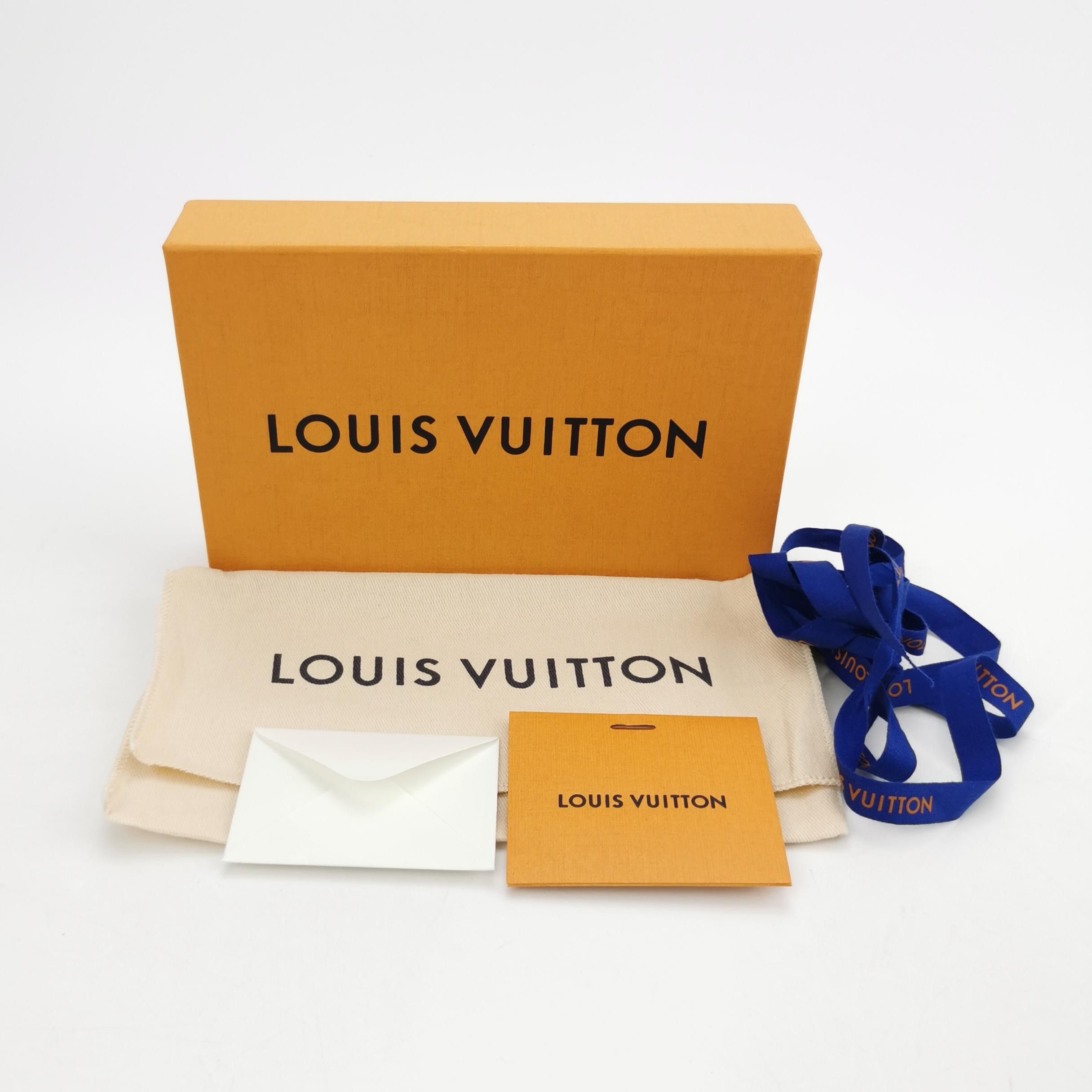 Louis Vuitton Louis Vuitton (LV) Jeanne leather Monogram print snap butto Size ONE SIZE - 4 Thumbnail