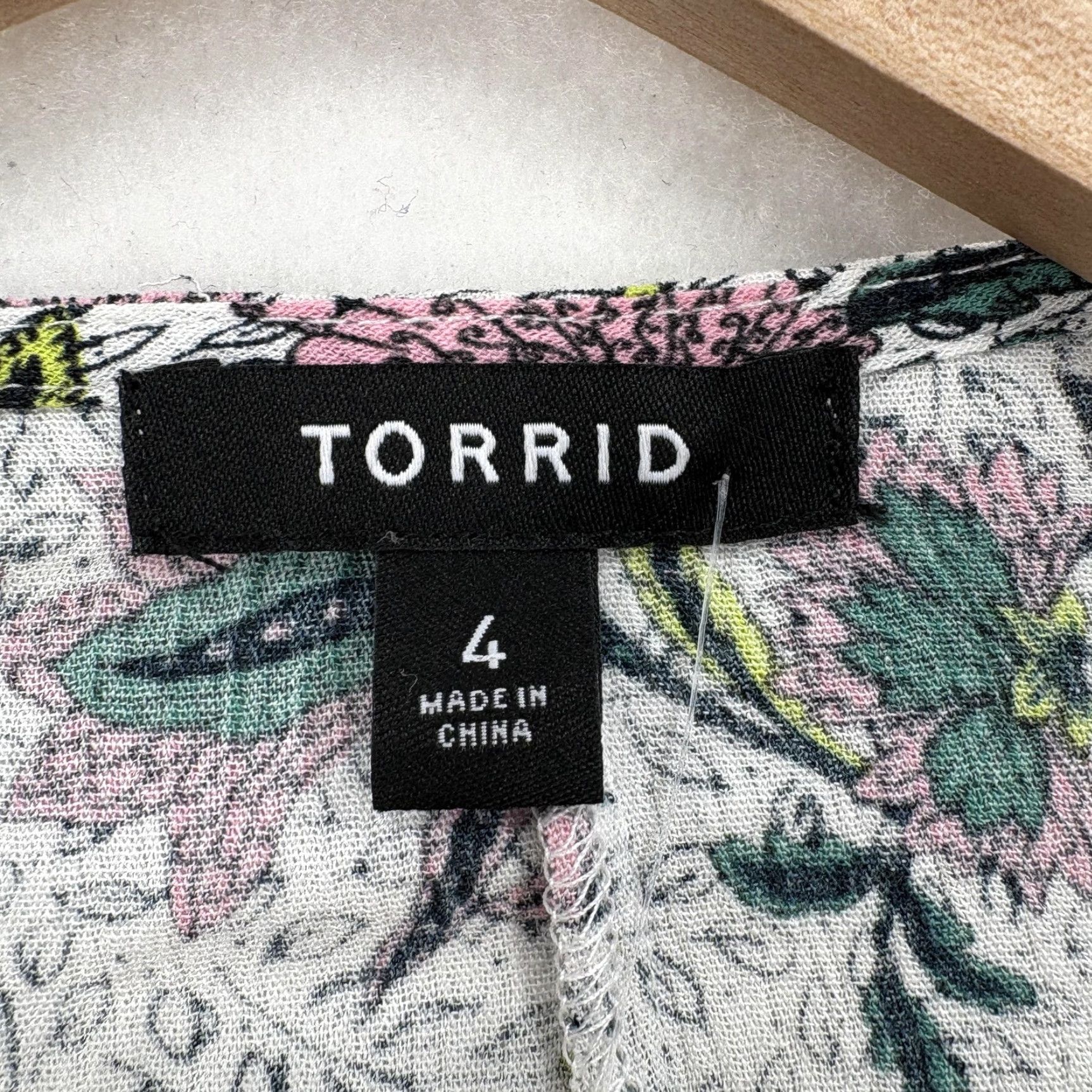 Torrid Torrid Gauze Tie Front Crop Kimono Cardigan Womens 4X White Floral Boho Flowy Shirt/Blouse Kimono Sleeve Lightweight Open Front Relaxed Prouction Size XXL / US 16-18 / IT 52-54 - 4 Thumbnail
