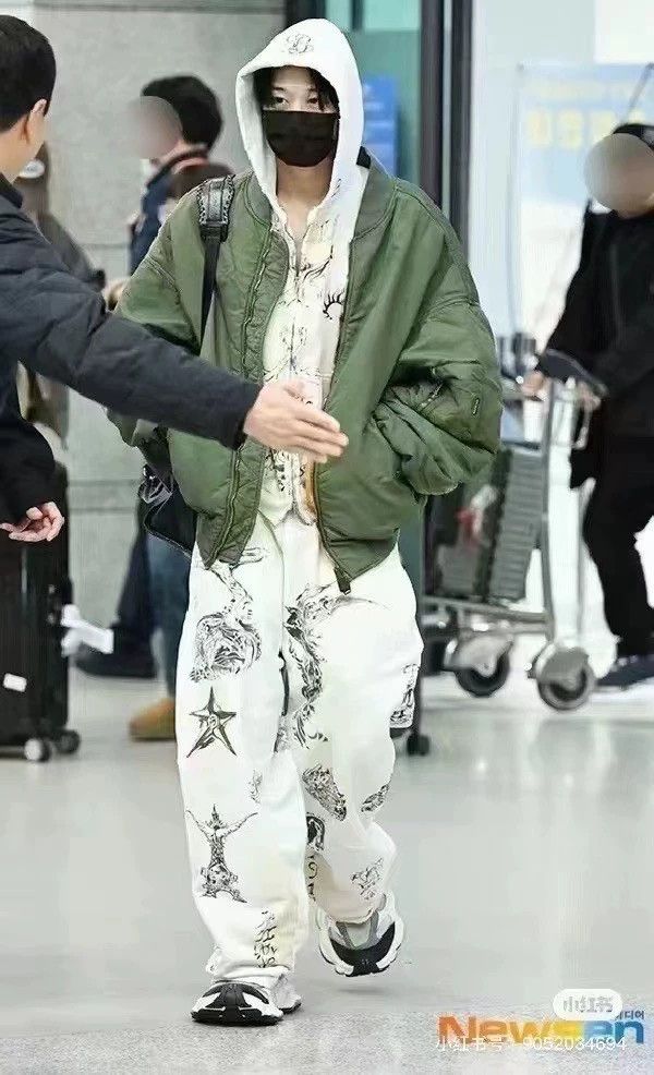 Balenciaga Balenciaga size S Tattoos, tattoos, mud-dyed graffiti pant Size US 26 / EU 42 - 7 Thumbnail