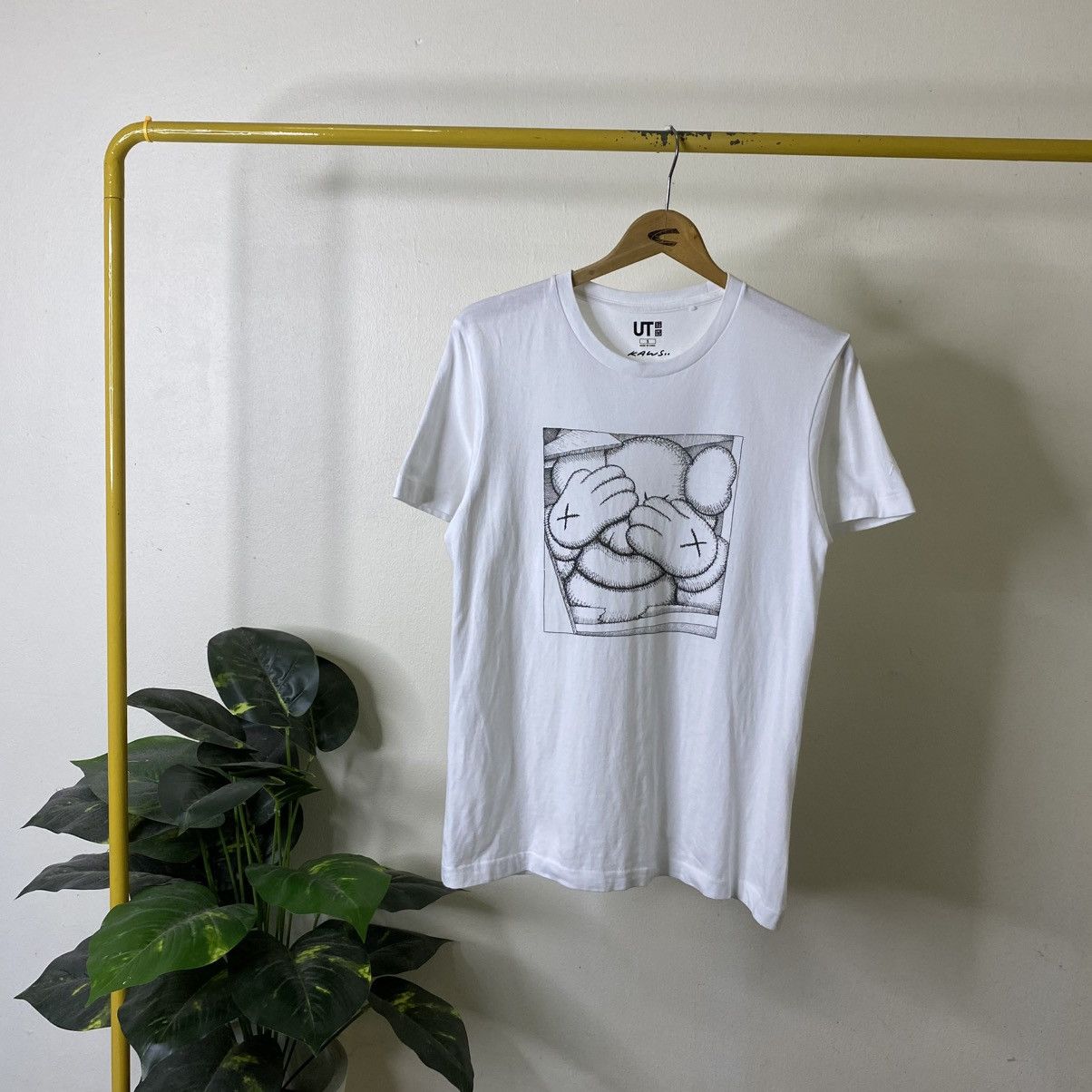 Kaws Kaws Original Fake x Uniqlo Collaboration Streetwear Tee Size US M / EU 48-50 / 2 - 1 Thumbnail