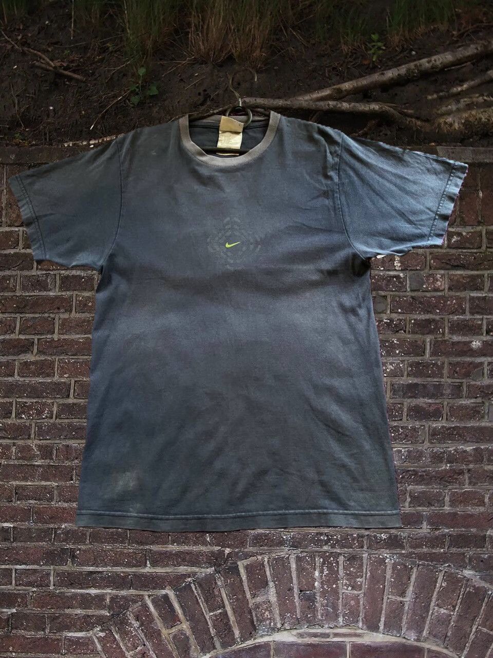 Nike Nike swoosh streetwear vintage tee Size US S / EU 44-46 / 1 - 1 Thumbnail