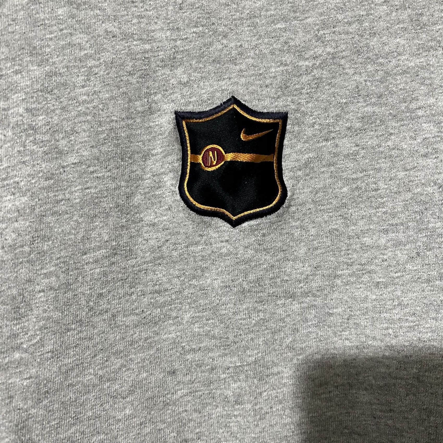 Nike VINTAGE Nike Sweatshirt Center Shield Crest Logo 90s Size M Gray Mens Size US M / EU 48-50 / 2 - 2 Thumbnail