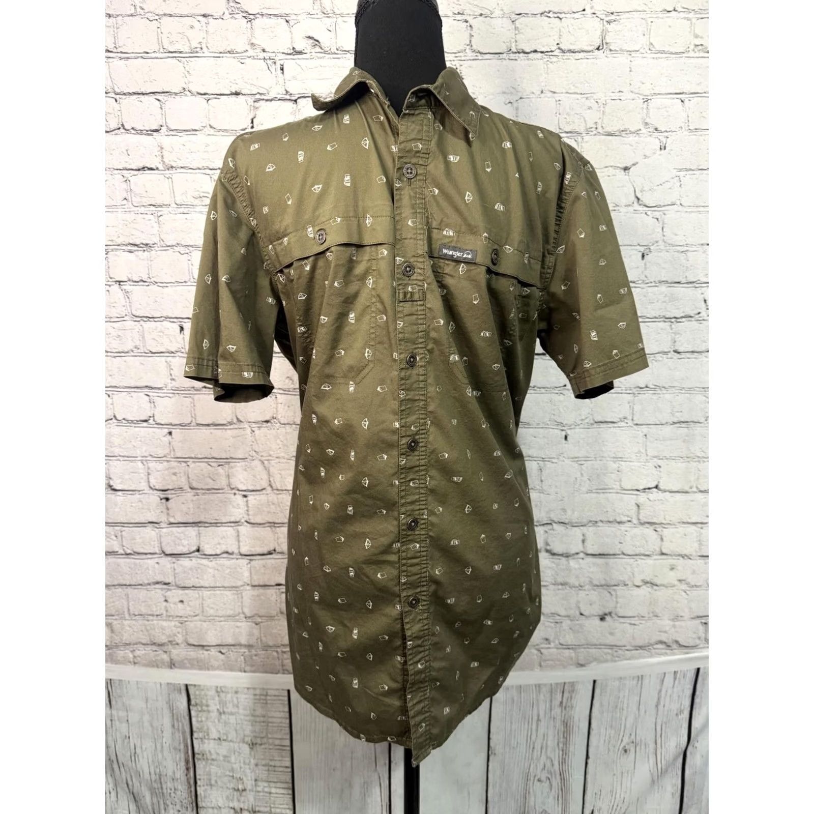 Wrangler Wrangler Men's Regular Fit Shirt Olive Green Print Short Sleeve Button-Up with Chest Pocket Size US M / EU 48-50 / 2 - 6 Thumbnail