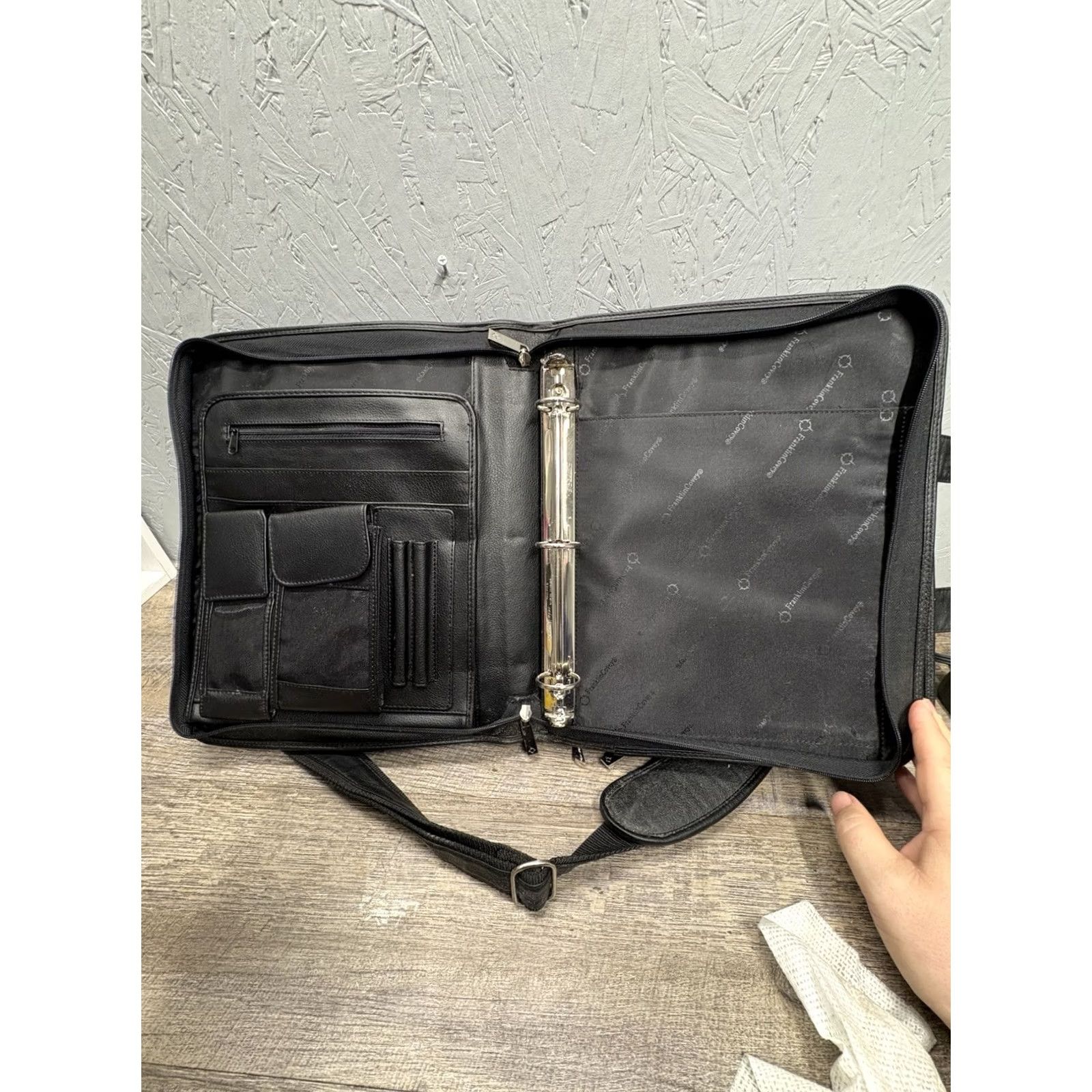 Vintage Franklin Covey Black Leather Shoulder Bag Purse | Medium Nylon Lining | School/Travel Crossbody Handbag Mens Womens Size ONE SIZE - 7 Thumbnail