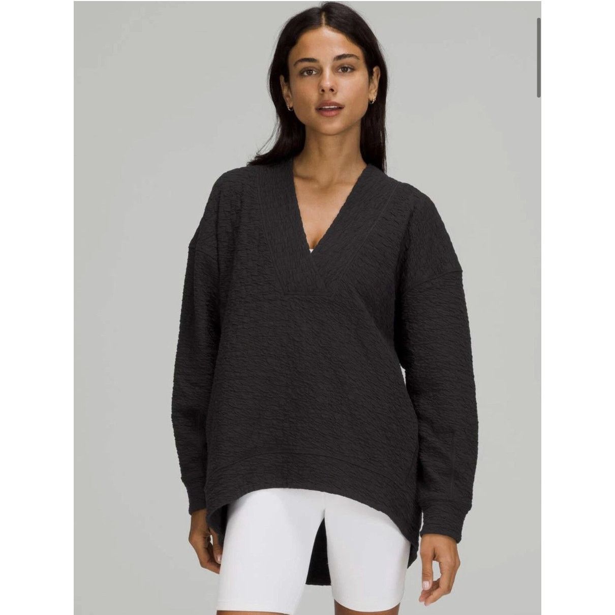 Lululemon EUC Women's Lululemon Black Rippled V-Neck Sweatshirt Size 4 Size S / US 4 / IT 40 - 1 Thumbnail