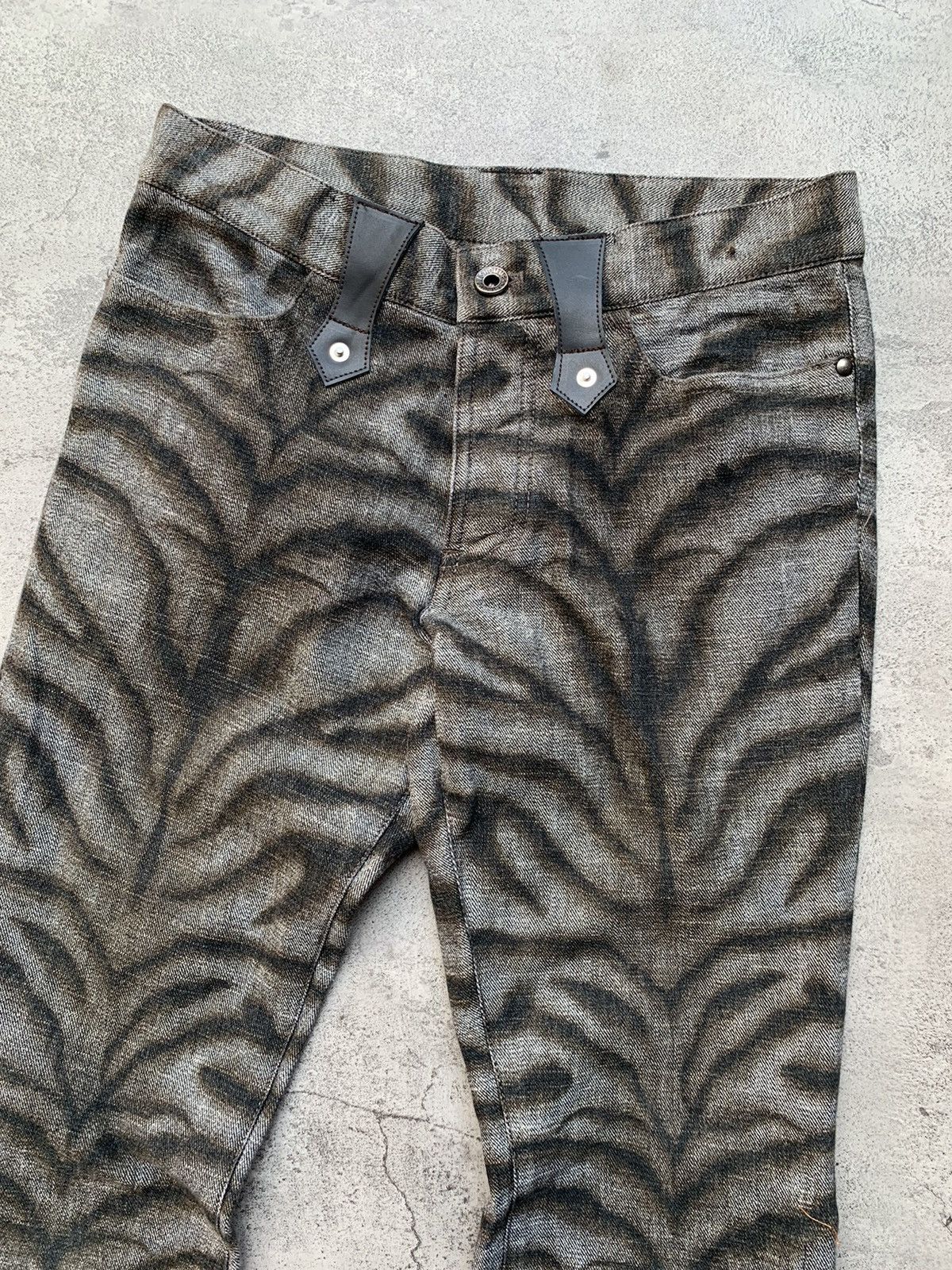 5351 POUR LES HOMMES 5351 POURE LES HOMMES zebra flare jeans Size US 26 / EU 42 - 3 Thumbnail