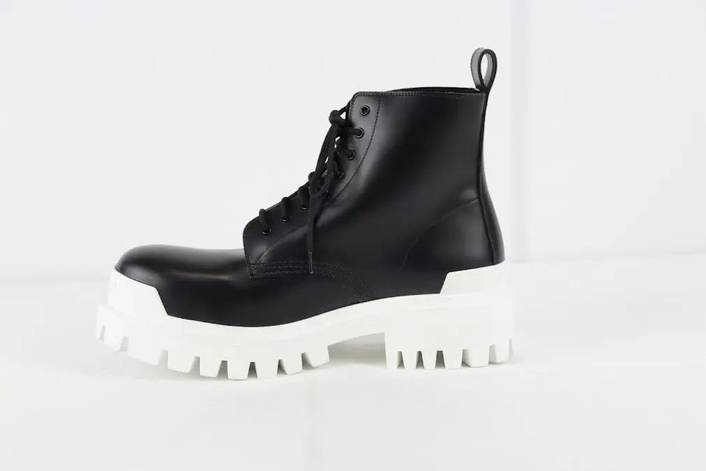 Balenciaga o1rshd1 Worn-Out Effect Leather Strike Bootie L20 in Khaki Size US 8 / EU 41 - 2 Thumbnail