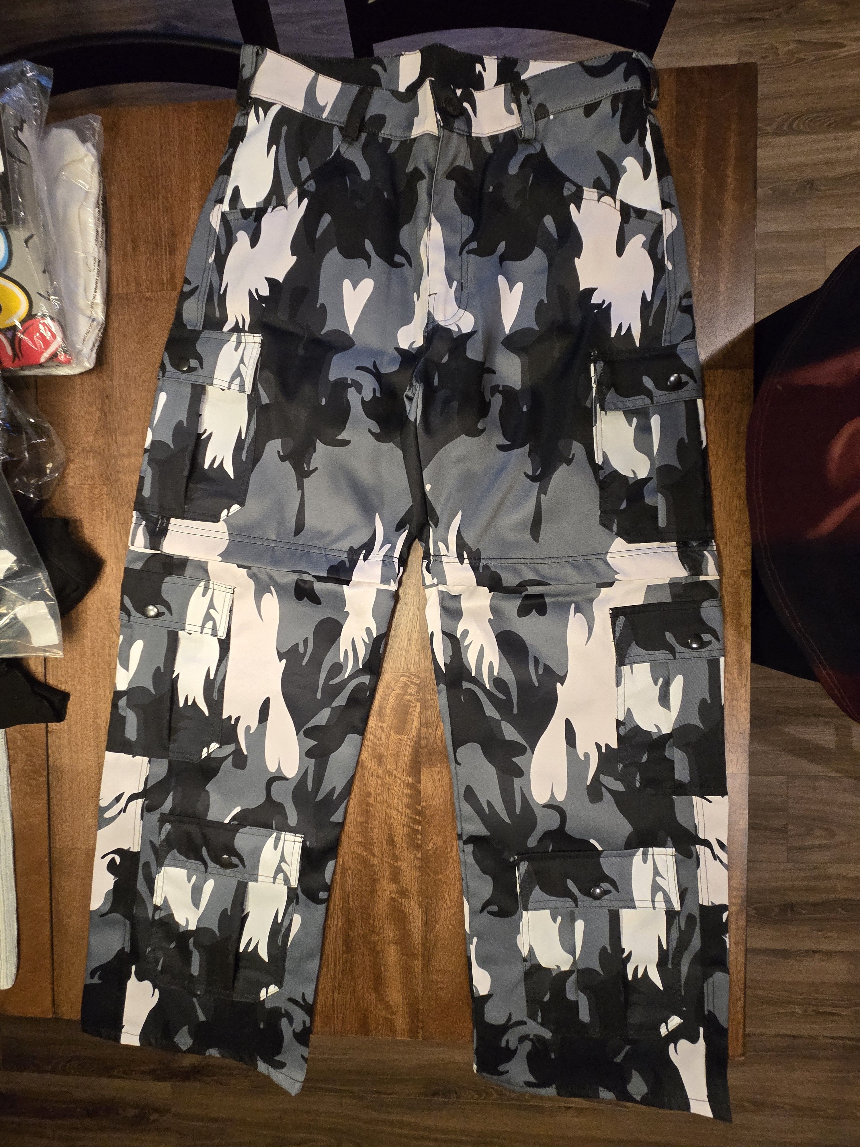 Other Live 2 Love Convertible Camo Cargo Pants Size US 34 / EU 50 - 1 Thumbnail