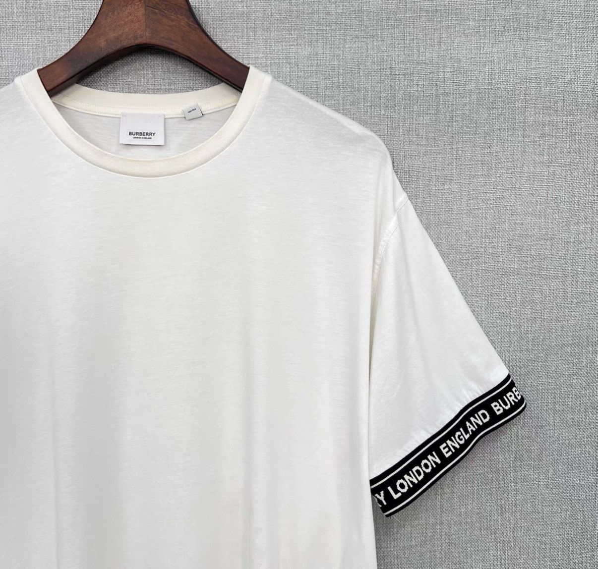 Burberry Burberry White Short Sleeve T-Shirt with Sleeve Logo Size US M / EU 48-50 / 2 - 3 Thumbnail