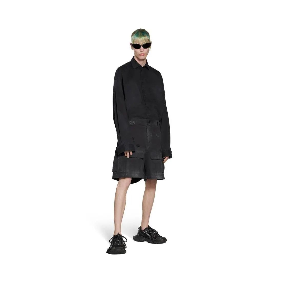Balenciaga o1w1db10425 Large Cargo Shorts in Black Size US 26 / EU 42 - 2 Thumbnail