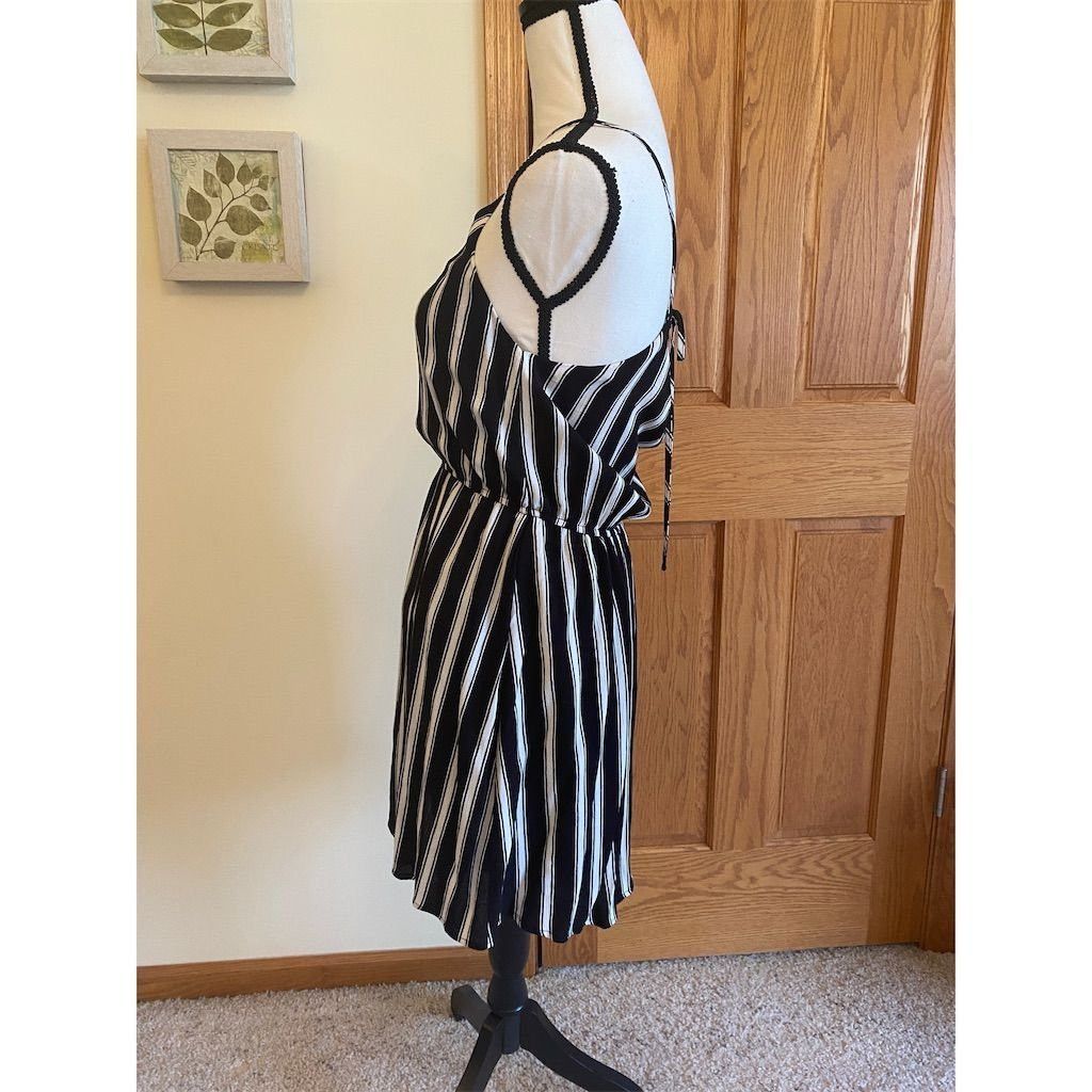 Forever 21 Forever 21 Women's Black & White Striped Mini Dress M Sleev Size M / US 6-8 / IT 42-44 - 4 Thumbnail