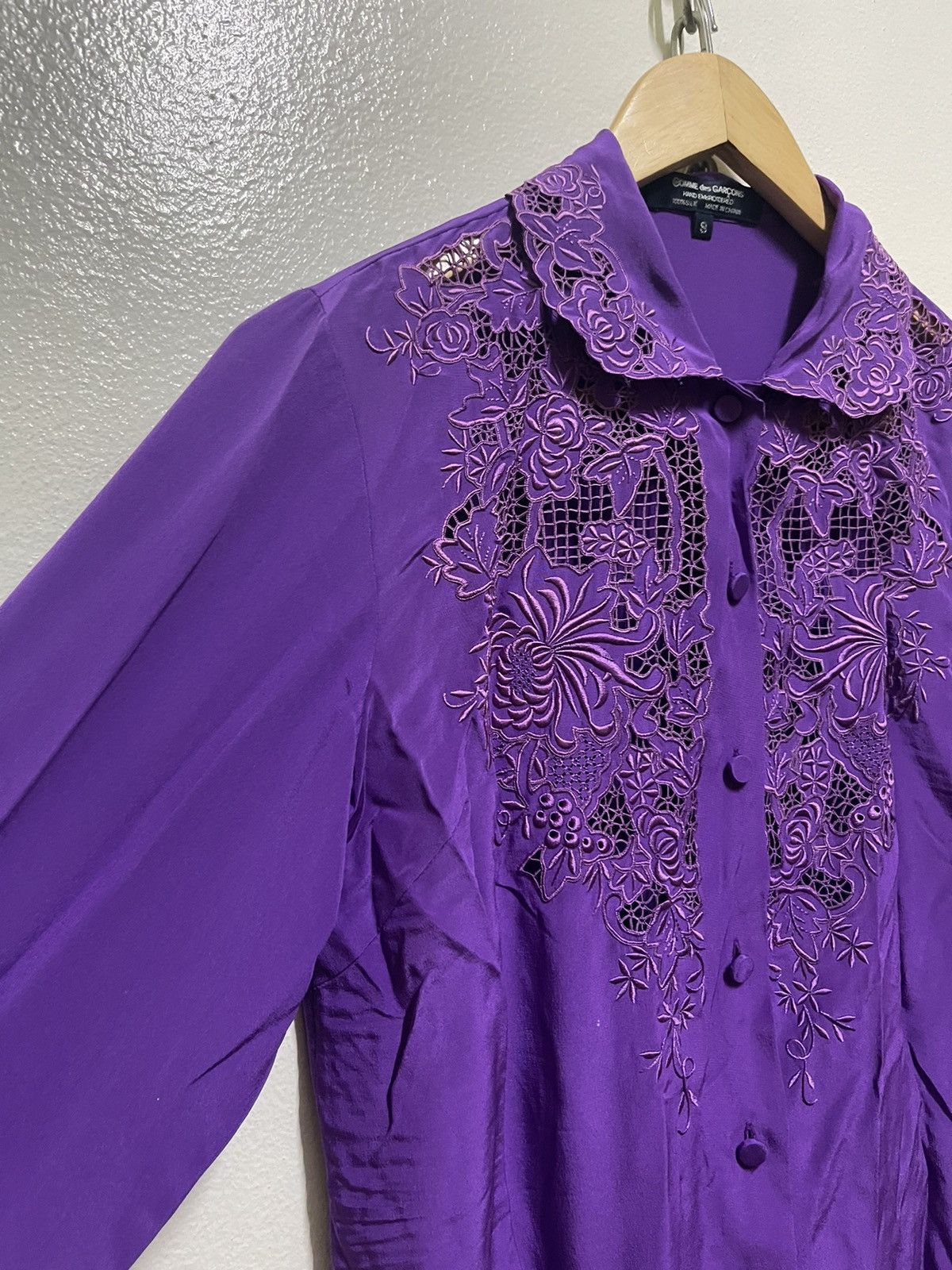Comme des Garcons Comme des Garcon Hand Embroidered Silk Shirt Size S / US 4 / IT 40 - 2 Thumbnail