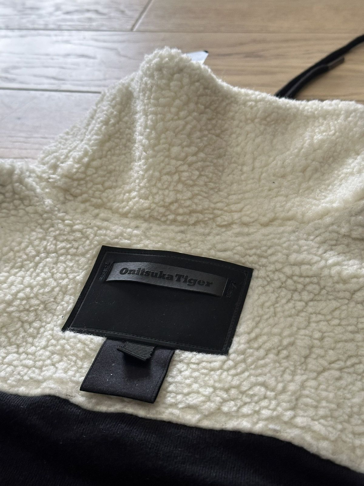Onitsuka Tiger Onitsuka Tiger WS Boa Top fleece in cream/black colorway. Size S / US 4 / IT 40 - 8 Thumbnail