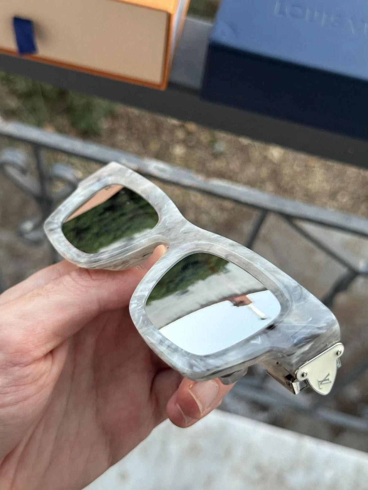 Louis Vuitton Louis Vuitton Z1245E Charleston Marble Sunglasses Size ONE SIZE - 2 Thumbnail