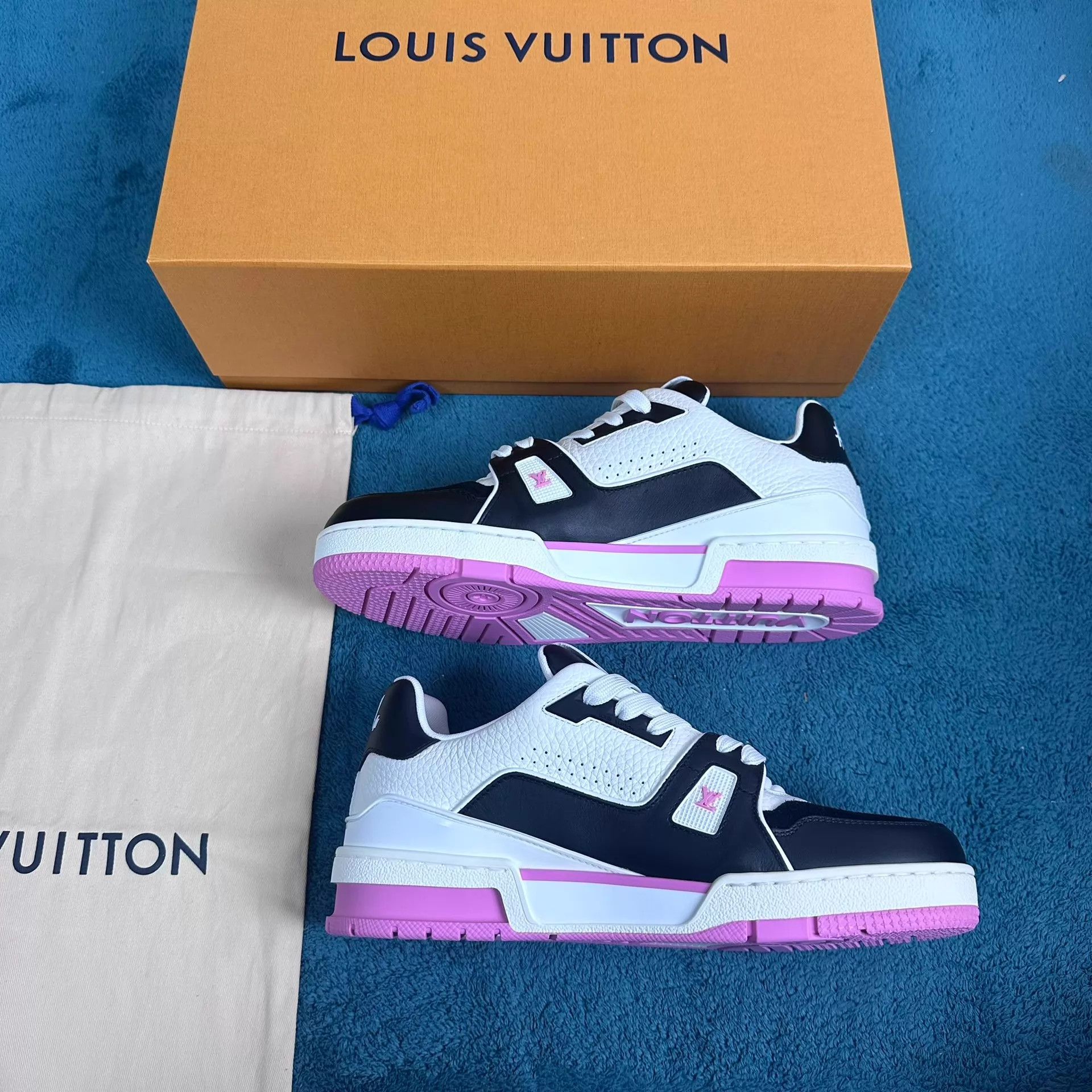 Louis Vuitton LV Trainer Low Top Leather Sneaker W/B/P 39.5 Size US 9 / IT 39 - 3 Thumbnail