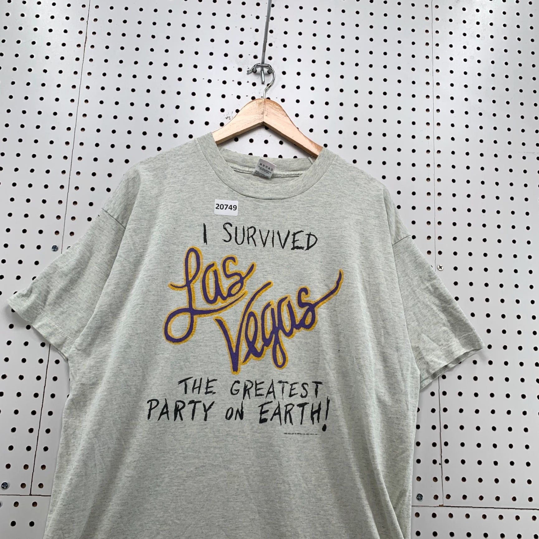 Fruit Of The Loom VINTAGE Las Vegas 90s Survived Shirt Mens XL Gray USA Single Stitch Fruit of the Loom T-Shirt Size US XL / EU 56 / 4 - 2 Thumbnail