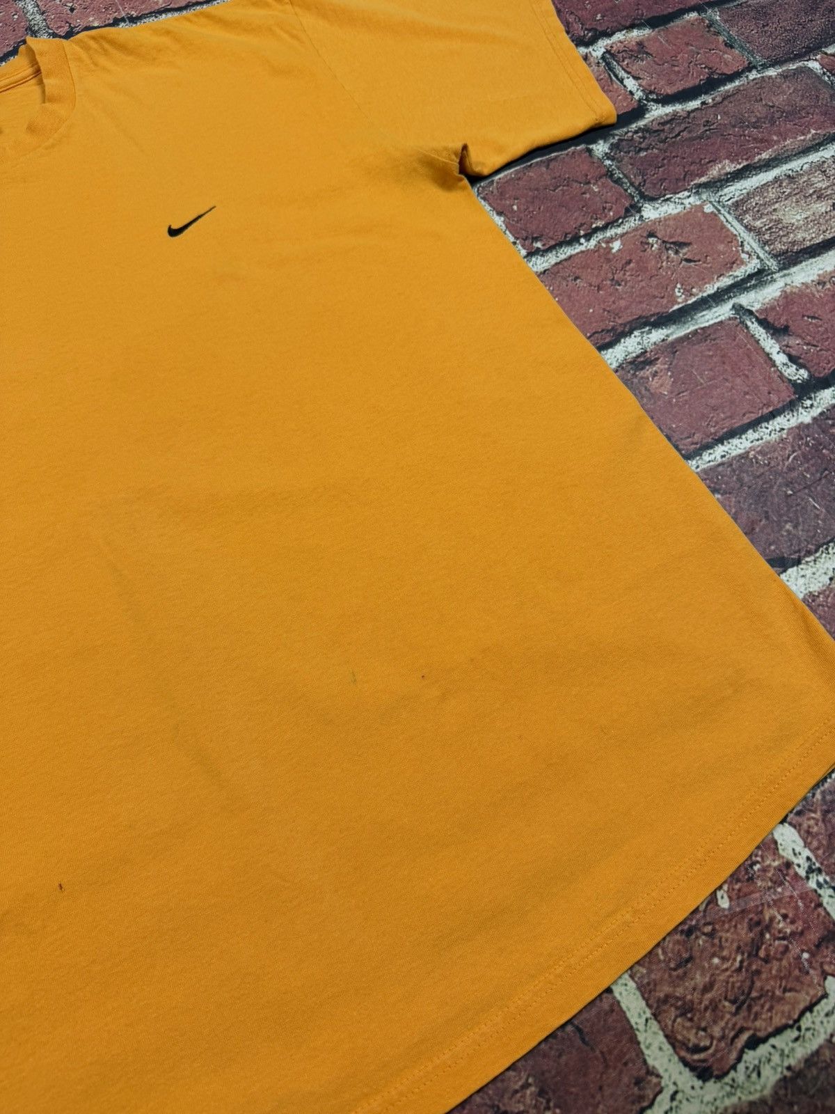 Vintage Vintage Nike Mini Swoosh T-Shirt Mustard Yellow 90s Y2K Size US L / EU 52-54 / 3 - 9 Thumbnail
