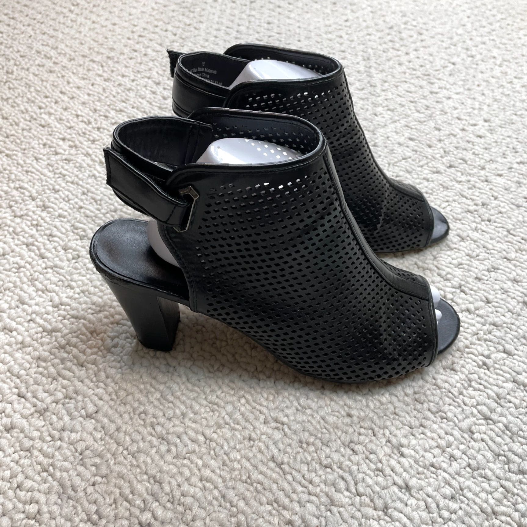 Merona Merona Faux Leather Heel Women Slingback Black 10 High Block Perforated Almond Toe Women's Shoe Comfort Formal Workwear Party/Cocktail Size US 10 / IT 40 - 6 Thumbnail