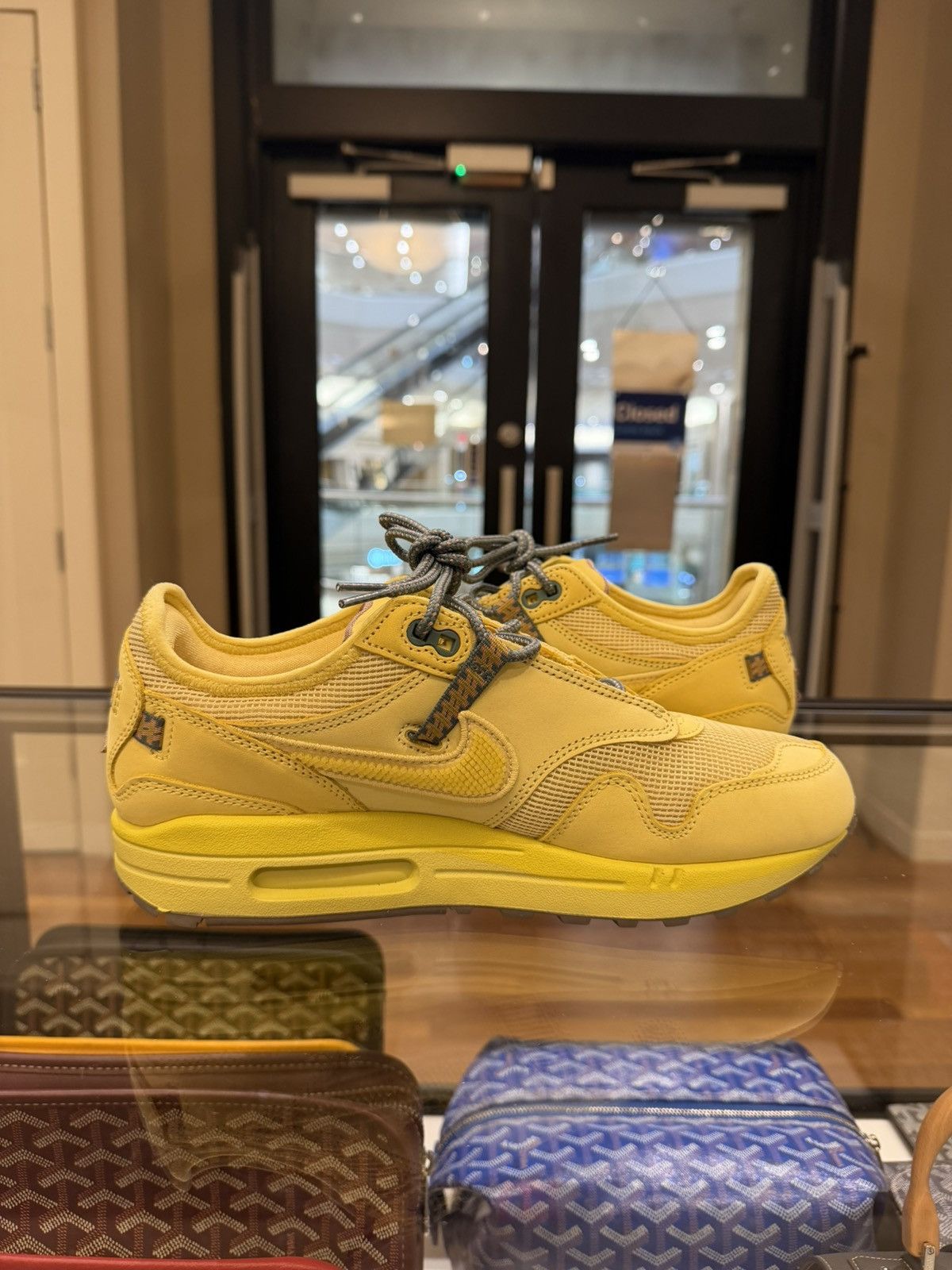 Nike Nike x Travis Scott Air Max 1 Saturn Gold Size US 9.5 / EU 42-43 - 3 Thumbnail