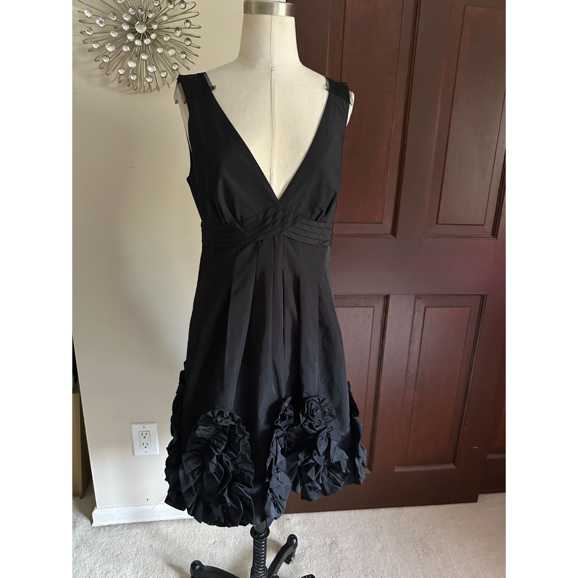 Bcbgmaxazria BCBGMaxazria size 8 fully lined V-neck both front and back p Size M / US 6-8 / IT 42-44 - 1 Thumbnail