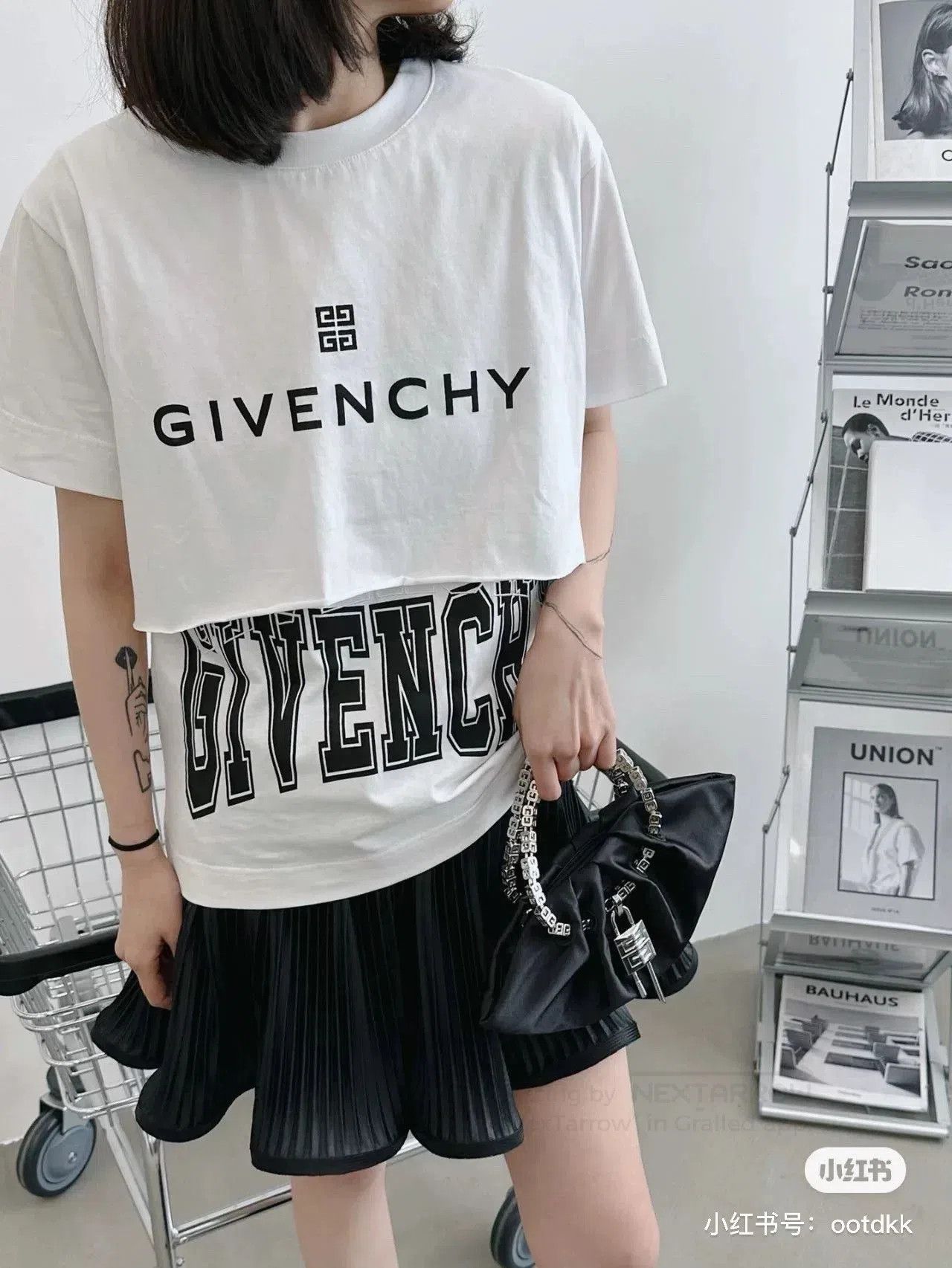 Givenchy Givenchy Embroidered Logo T-Shirt. Size XS / US 0-2 / IT 36-38 - 4 Thumbnail