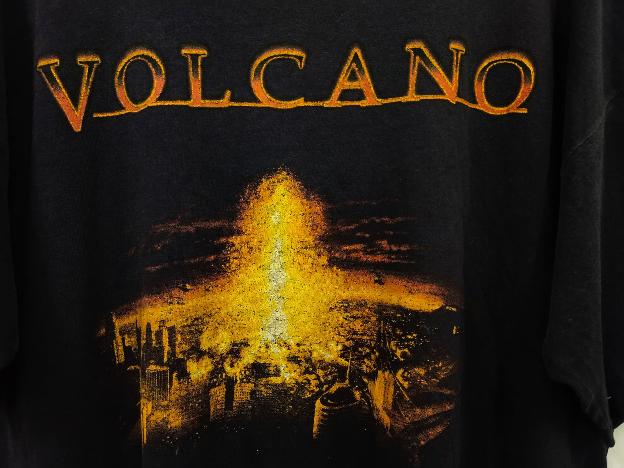 Vintage Vintage 90s Volcano 1995 movie promo t shirt Size US XL / EU 56 / 4 - 3 Thumbnail