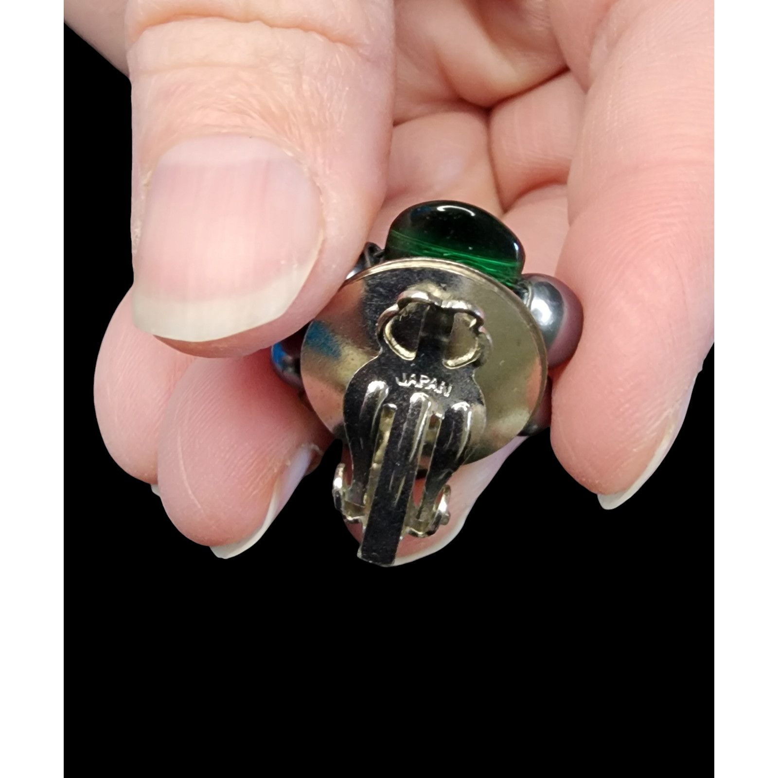 The Unbranded Brand Vintage gray pearls, green glass bead clip-on earrings Japan Size ONE SIZE - 3 Thumbnail