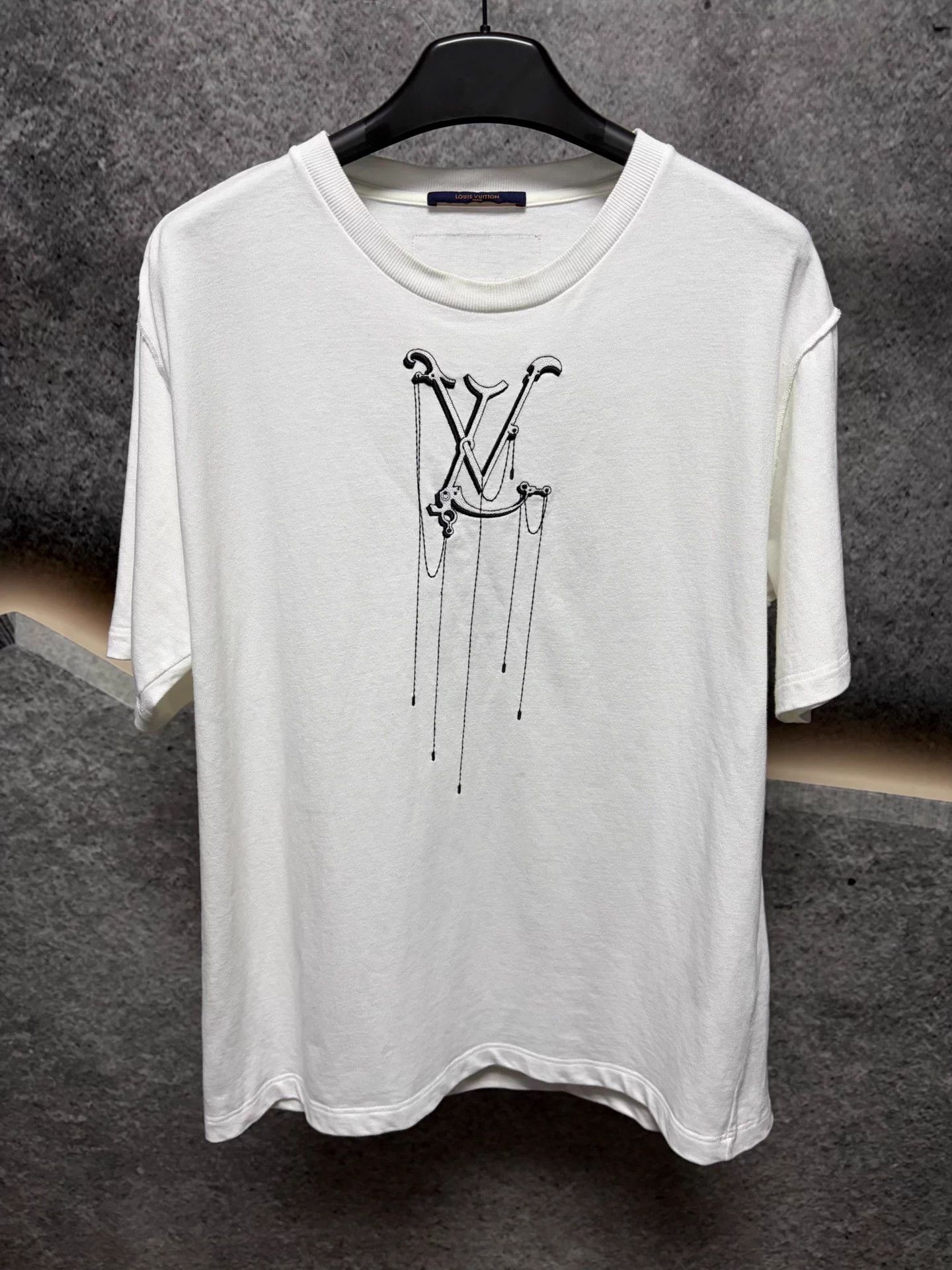Louis Vuitton LV White XL SS T-Shirt Pendant Embroidered Logo Size US XL / EU 56 / 4 - 1 Thumbnail