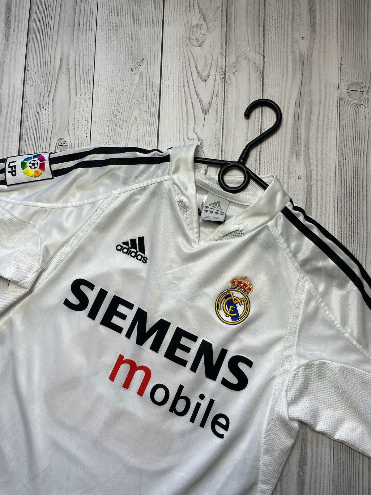 Vintage Vintage adidas Real Madrid soccer jersey size Xs 23 Beckham Size US XS / EU 42 / 0 - 3 Thumbnail
