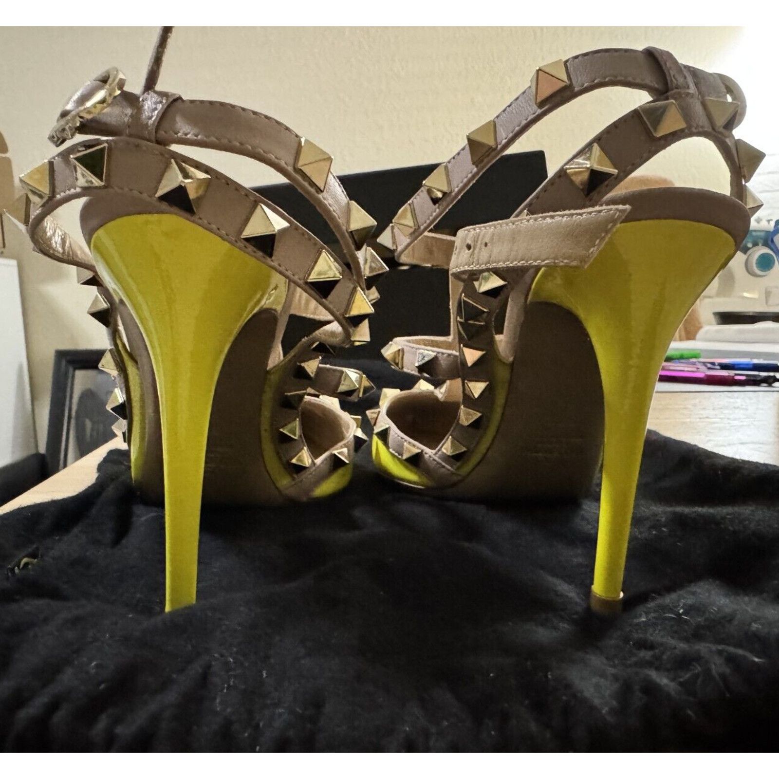 Valentino Valentino Rockstud Neon Yellow Patent Heels 7/37.5 Size US 7 / IT 37 - 3 Thumbnail