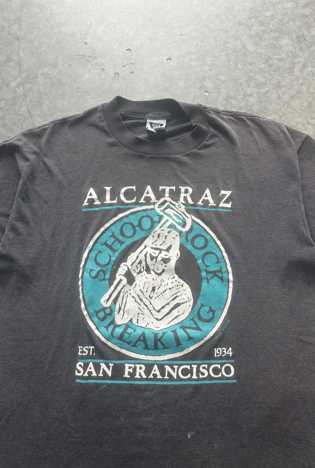 Unsound Rags × Vintage Vintage 90s Faded Black Alcatraz Graphic Tee Size US L / EU 52-54 / 3 - 1 Thumbnail